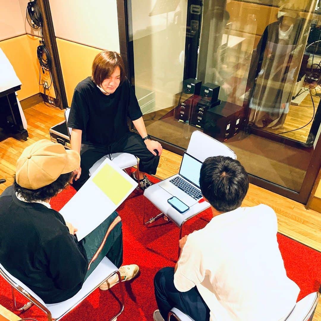 のインスタグラム：「スタジオ時間の合間にFCコンテンツのone room radioを収録！  今回は皆さんからいただいた番組への感想やリクエストをご紹介！ 準備ができましたら即アップします！📻  #backnumber #oneroom_radio #bn_manager_diary」