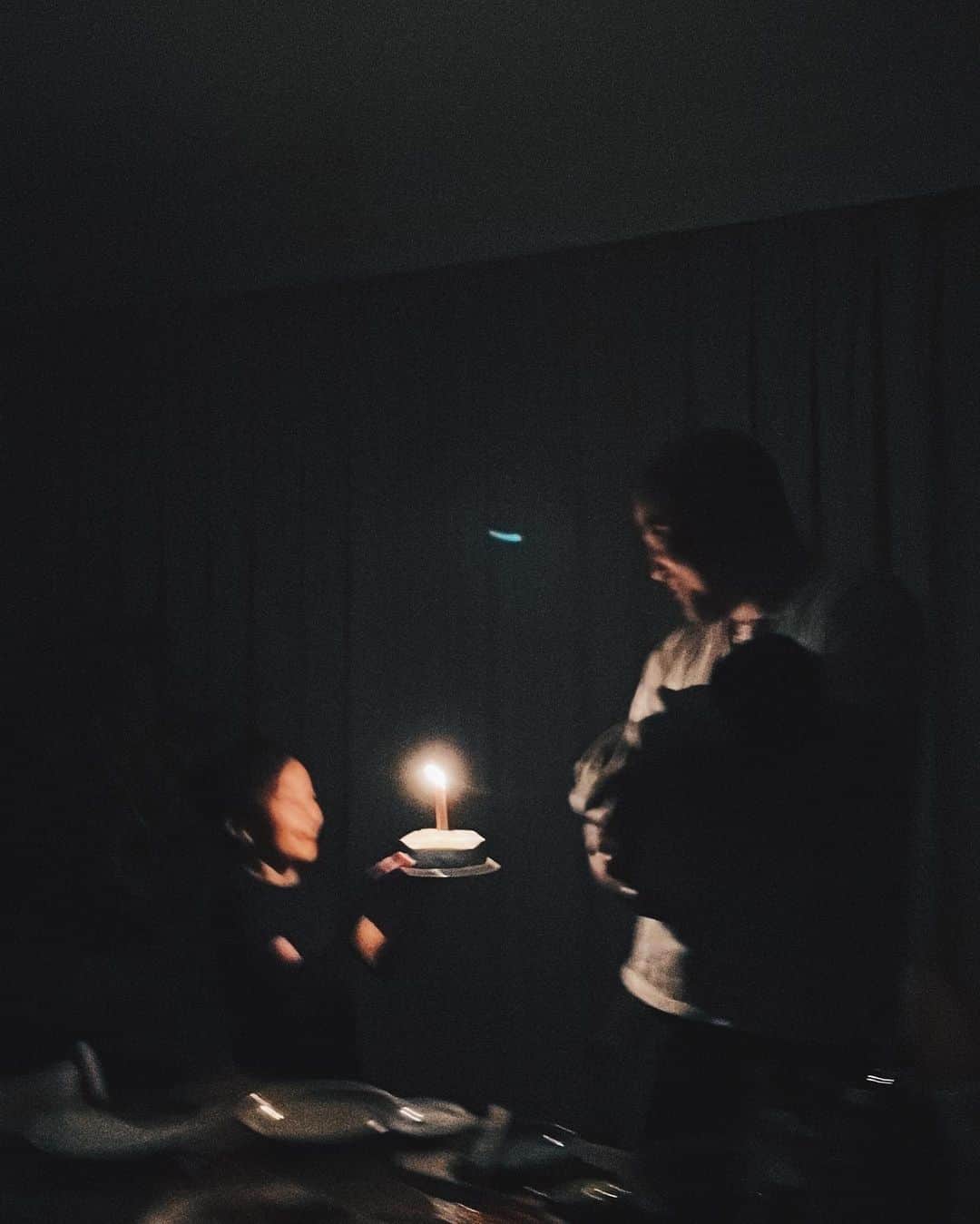 原田沙奈子さんのインスタグラム写真 - (原田沙奈子Instagram)「6/13、昨日はあっくんのお誕生日。  ソラが産まれてからずっと、夜中のお世話担当してくれていて。 睡眠がきちんととれてるだけでこんなにも自分の身体が楽でいられるのはあっくんのおかげでしかない。  夜遅くに仕事から帰宅して数時間ごとに泣いて起きる赤子にミルクあげて寝かしつけてを繰り返す大変さに「唯一、触れ合える時間」だとニコニコで言ってる。 さすがにしんどいはずなのに。 ソラが夜中に絶好調！の時にも優しく楽しそうにあやしてる声が微かに聞こえてくるから寝ぼけながら幸せな気持ちになる😌  アマネはあっくんが大好きで大きなぬいぐるみと言って日々まとわりついてる🧸←が、しつけはめっちゃ厳しいほう  もちろん！いざこざも小競り合いも多々あるけど。 お互いを思いやり楽しく愛あるチームに所属できてホント嬉しい。  そして、我が姉のお誕生日も6/13🤍 大好きな2人お誕生日おめでとう！」6月14日 20時04分 - sanakoharada