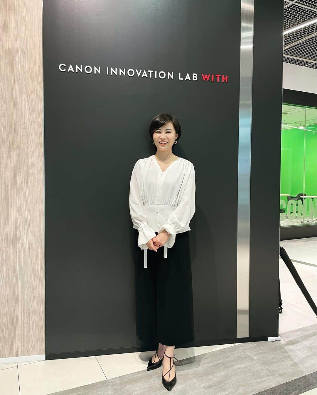 瀧口友里奈のインスタグラム：「7月20日「中小企業の日」にむけて、キヤノンマーケティングジャパンで対談のお仕事でした！  本社にあるイノベーションラボは、キヤノンのカメラを使用したスタジオ設備等も充実していて、さすがでした📸  一階では、蜷川実花さんの写真展が🏵 ゆっくり観たかったですが、次のお仕事にむけて急いで移動💦」