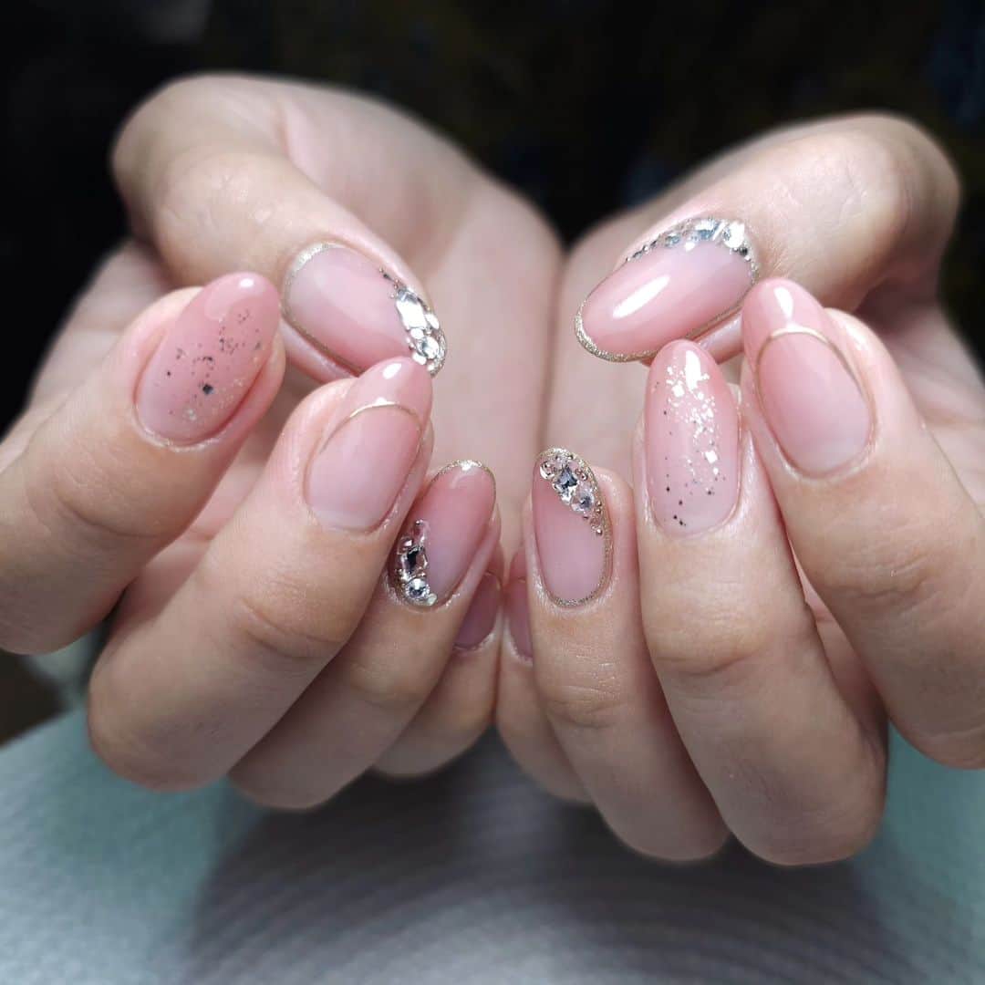 Yingのインスタグラム：「Base colour: Didier Fiber Base Nude  Nuance pink: Ruyigel H411 Gold glitter frame: PREMDOLL Sugar Platinum 3D chrome art: Bettygel Non Wipe Art Deco Gel and PREANFA Mirror Powder Champagne  Glitter: PREMDOLL MUSE G674   Shop: www.nailwonderland.com」