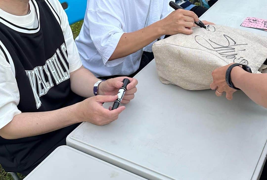 Ovallさんのインスタグラム写真 - (OvallInstagram)「次のライブは、 7/15（土）東静岡アート&スポーツ広場で開催される 「YES GOOD MARKET 2023」に出演します🛹 静岡でお会いしましょう！  日比谷音楽祭＆久々のサイン会ありがとうございました🎵  #Ovall #日比谷音楽祭 #関口シンゴ #ShingoSuzuki #mabanua #origamiPRODUCTIONS」6月14日 18時36分 - ovall_japan