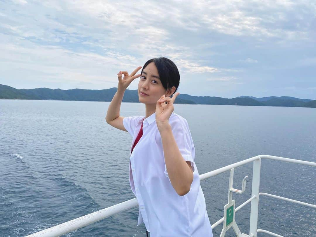 山本美月のインスタグラム：「⋆⸜☾⸝‍⋆ ついに明後日公開！ 映画『忌怪島』 是非、劇場へお越しください★ 舞台挨拶、登壇致します♪ 久しぶりのお仕事なので、ドキドキです。 よろしくお願いします！  私のスマホの中にほとんど現場の写真がない中、プロデューサーさんからいただいた数少ないオフショット。  この時の衣装、なんか既視感あるなと思っていたら、ひぐらしの圭一くんでした。   #忌怪島」