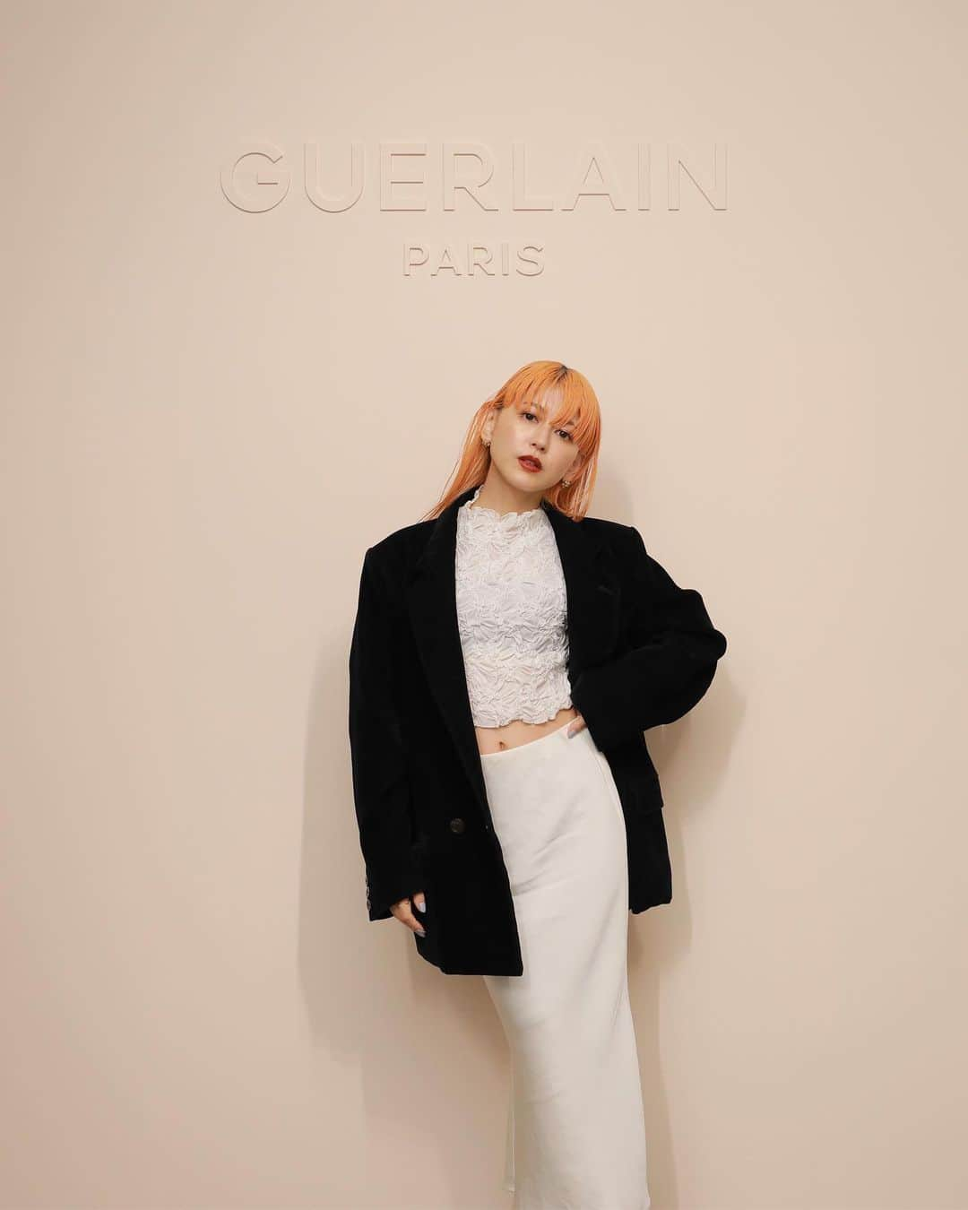 菅沼ゆり（ゆりっぱ）さんのインスタグラム写真 - (菅沼ゆり（ゆりっぱ）Instagram)「@guerlain 🤎  メイクアップクリエイティブディレクター @violette_fr さん来日イベントに お邪魔させて頂きました！  アーカイブコレクションが展示された ヴィオレットさんのアトリエのような空間を 再現された会場はどこ見ても刺激的。  ゲランに合わせて👄は パキッと赤に♡  今回はヌードメイクコレクションとのことで ヌーディピンクやa/wにも使えそうなブラウン系、 ニュアンスカラーが沢山あって惚れ惚れ...。  柔らかくしっとり質感で 自然な血色感を引き立たせてくれる  7月15日発売のコレクション 「ルージュ ジェ ナチュラリー コレクション」 是非チェックを◎  #GuerlainMakeup #ゲラン  #ルージュジェ #オンブルジェ #ナチュラリーコレクション #pr  hair&make @haruna_yasumitsu」6月14日 18時43分 - yurippa93