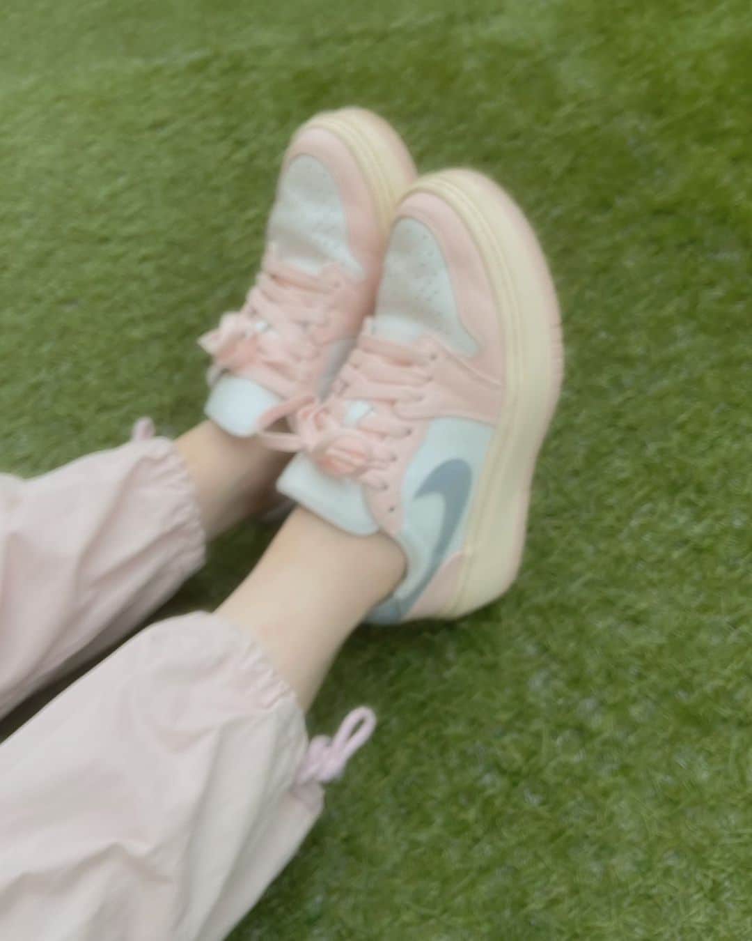 深野ひなのインスタグラム：「可愛くてお気に入りのスニーカー♡🤙🏻  #nike #スニーカー #ピンク」