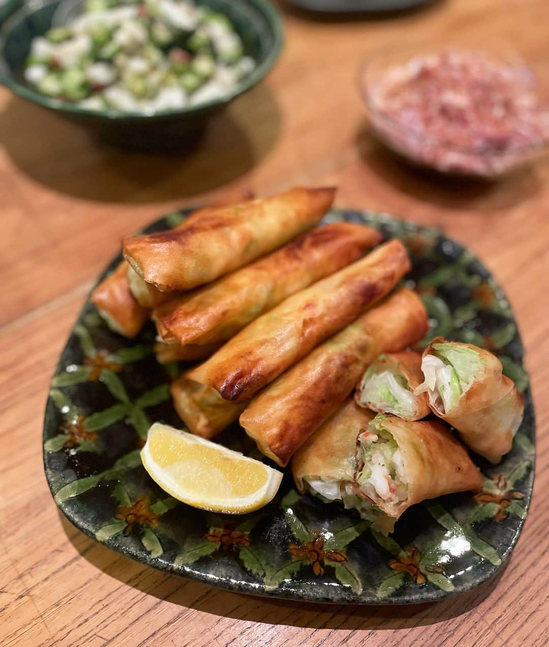 黄川田としえのインスタグラム：「\\海老と春キャベツの春巻き// 🦐🥬🍋🌿  エスニックにしたけど、味付けは適当にどうぞ！  🌝海老は殻付き、むき海老どんなものでも良いです。背わたをとって水気を拭いて包丁で粗く刻む。  🌝キャベツはざく切りで塩で揉んでから出てきた水をギュッとしぼる。キャベツけっこう多め。  🌝海老、キャベツ、刻んだパクチー、すりおろした生姜、酒、塩、ナンプラー、片栗粉、全部一緒に混ぜる。  🌝春巻の皮に包んで揚げ焼きにしました。  レモンを絞って🍋  無類の春巻き好きだけど、 春キャベツの時期によく作るこの春巻きも家族みんな大好き。春巻きってほんといつでもwelcomeな存在だなぁ。  #tottogohan  #春巻き #器#岡本芳久」