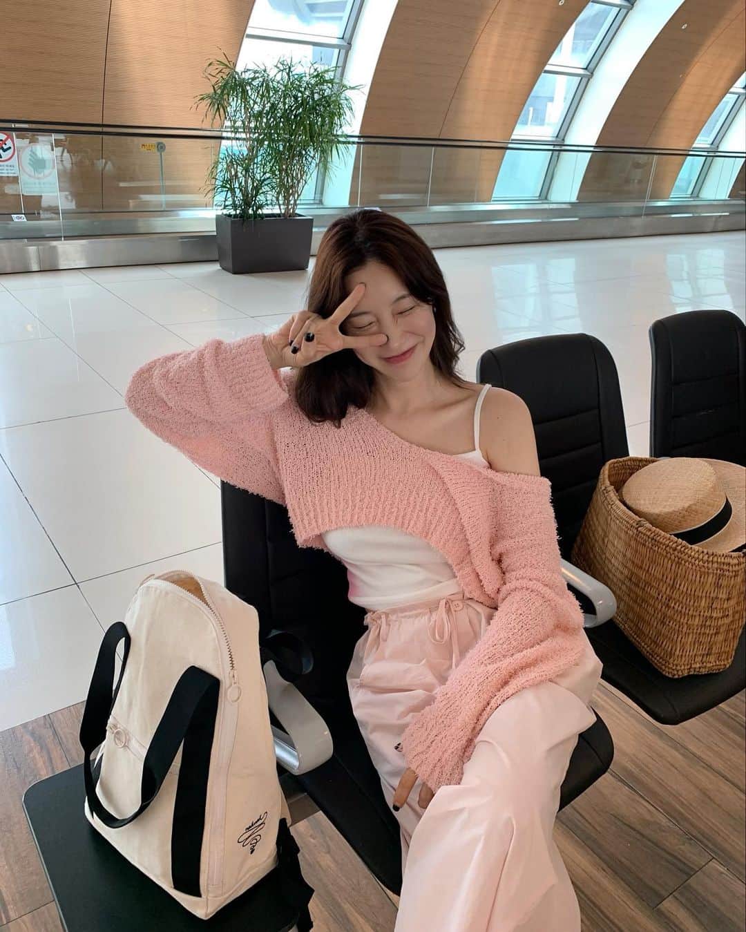 nanaのインスタグラム：「오늘 딸기우유와 나흐 빽팩🐷」