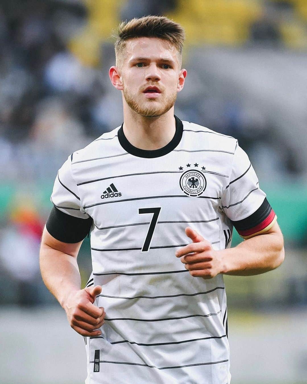 1.FCケルンのインスタグラム：「😔 Jan Thielmann muss die @dfb_junioren frühzeitig verletzungsbedingt verlassen. Wir fühlen mit dir, @jan.thielmann ❤️🤍 Gute Besserung, Kämpfer! ___ #effzeh」