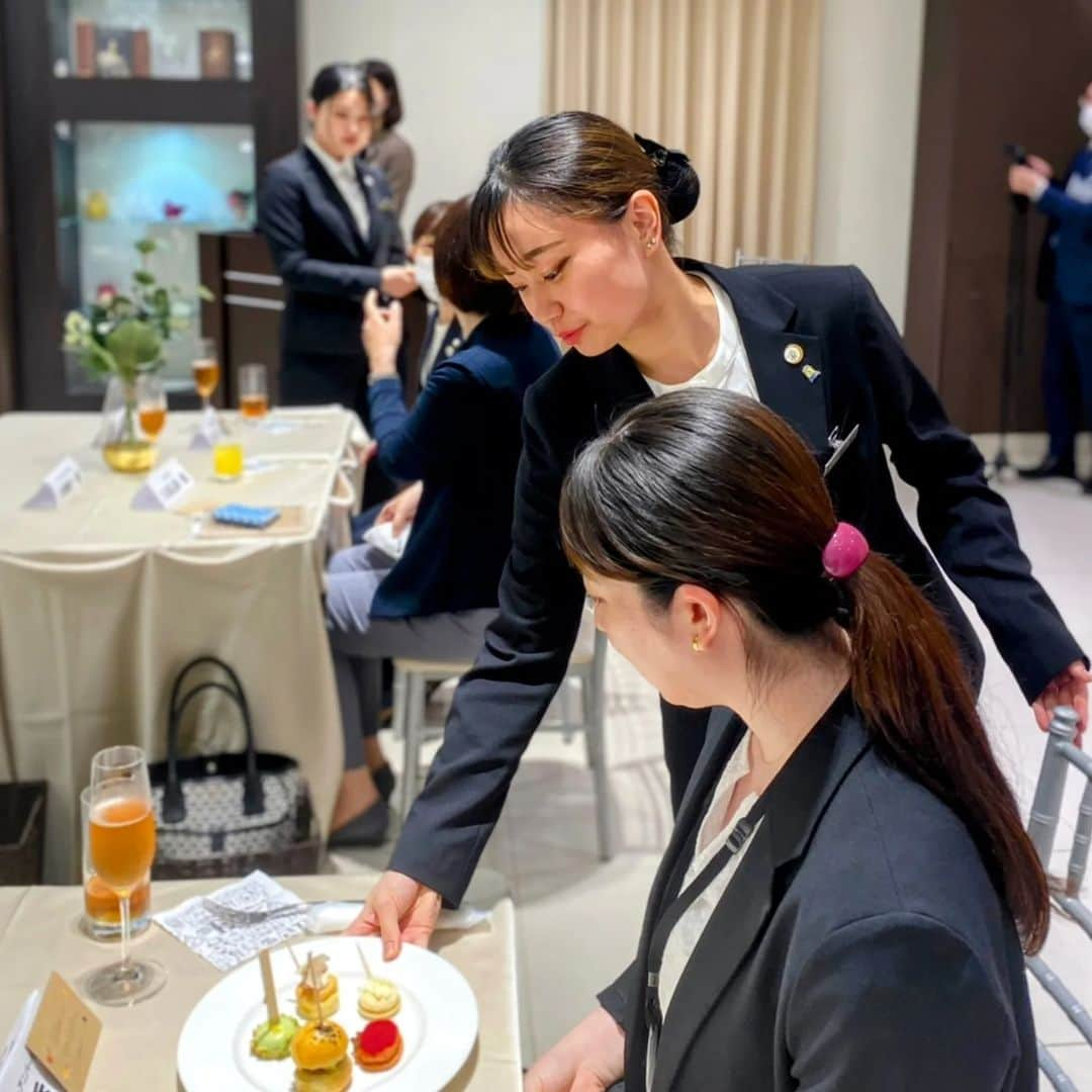 東京ウェディングカレッジさんのインスタグラム写真 - (東京ウェディングカレッジInstagram)「#プランナー科 プランナーアシスタント実習が始まります✨  プランナー科の2年生では、『ウェディングプランナーアシスタント実習』がいよいよスタートします。 企業のご担当者にお越しいただき、実習に向けての説明や情報交換を行いました!  安心して実習に臨めるよう、実習生との懇談も行いましたよ。  photo1 企業のご担当者様と学生 photo2 懇親会では学生がおもてなしを担当 photo3-4 いい笑顔◎ photo5 真剣な表情がカッコいいです  プランナー科2年生のみんな実習頑張って🙌行ってらっしゃい!  #ウェディングプランナー #ブライダル学生 #ブライダル専門学校」6月14日 18時52分 - weddingcollege