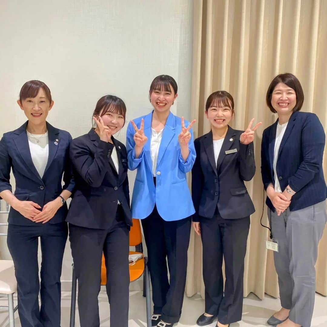 東京ウェディングカレッジのインスタグラム：「#プランナー科 プランナーアシスタント実習が始まります✨  プランナー科の2年生では、『ウェディングプランナーアシスタント実習』がいよいよスタートします。 企業のご担当者にお越しいただき、実習に向けての説明や情報交換を行いました!  安心して実習に臨めるよう、実習生との懇談も行いましたよ。  photo1 企業のご担当者様と学生 photo2 懇親会では学生がおもてなしを担当 photo3-4 いい笑顔◎ photo5 真剣な表情がカッコいいです  プランナー科2年生のみんな実習頑張って🙌行ってらっしゃい!  #ウェディングプランナー #ブライダル学生 #ブライダル専門学校」