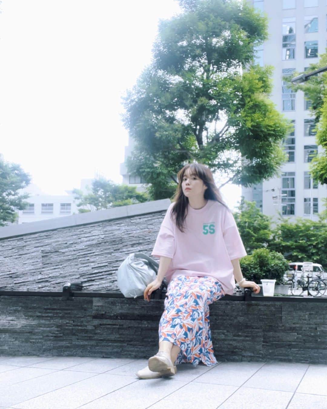 和歌子のインスタグラム：「🌻  もう気分は夏なんです。  今年の夏は、 かわゆいTシャツいっぱいきて 立ち飲みでレモンサワー飲みたい  そしてゴッホなひまわり手に入れて お部屋に飾りたいな〜」