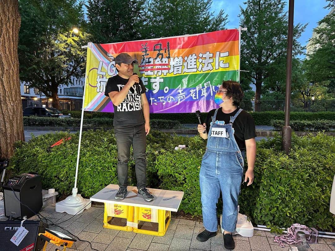 津田大介のインスタグラム：「今日も国会前（参議院議員会館前）に。いつかフジロックで使うこともあろうかと思って買った持ち運び椅子がデビューすることになったがこれあるとめちゃ便利……！☺️」