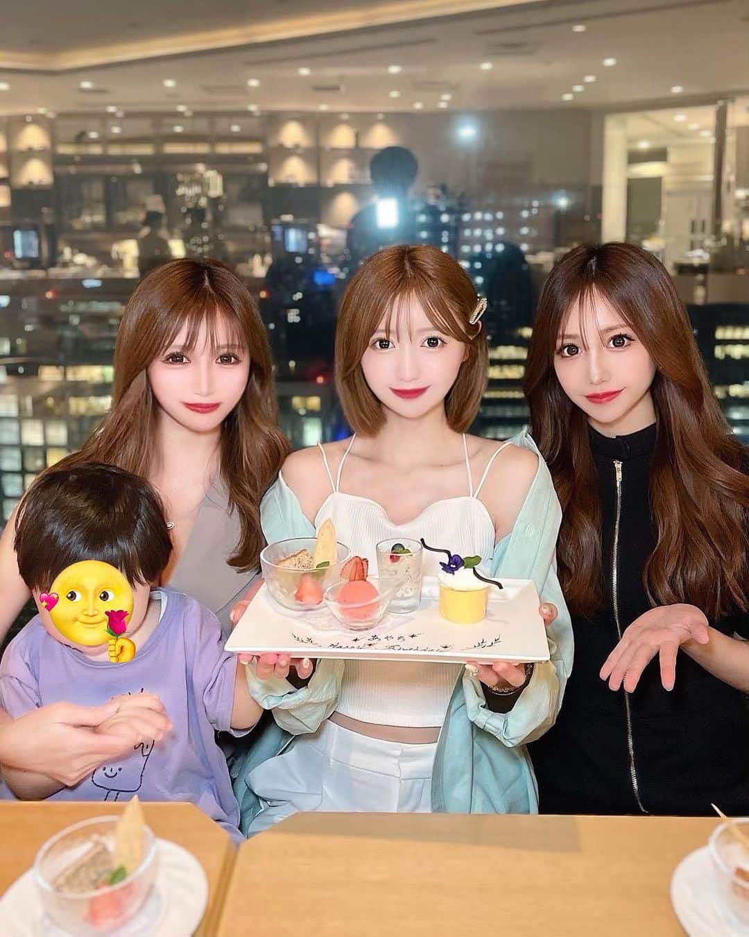 ひよこ先輩のインスタグラム：「可愛いあやち🥰💕 お誕生日おめでとう🎂🎊 いつも仲良くしてくれてありがとう👭✨ . #誕生日　#新宿　#happybirthday」