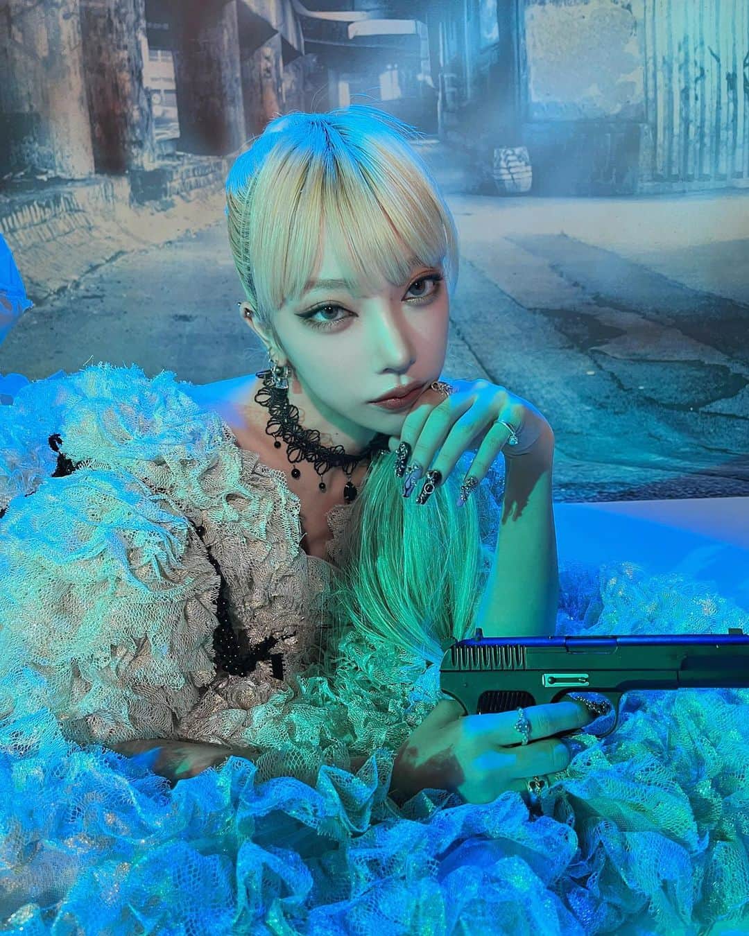 のインスタグラム：「かわいいと思ったら🖤でコメントしてね！ 𝐋𝐀𝐑𝐌𝐄 𝟎𝟓𝟕発売日まで ＼あと... 𝟐日⛓️⚙️🗡️／  一足早くかてぃちゃんの オフショットをお届け🏁  LARME 057先行予約受付中！ 👉🏻詳しくは最新のハイライトをcheck  発売日6/16(fri)を お楽しみに🤍  𓊆  model  𓊇 かてぃちゃん( @pantykaty )  #LARME #larmemagazine #larme057 #larmemodel #ラルム #雑誌 #ファッション絵本 #LARMEモデル #オフショット #かてぃ #悪魔のキッス」