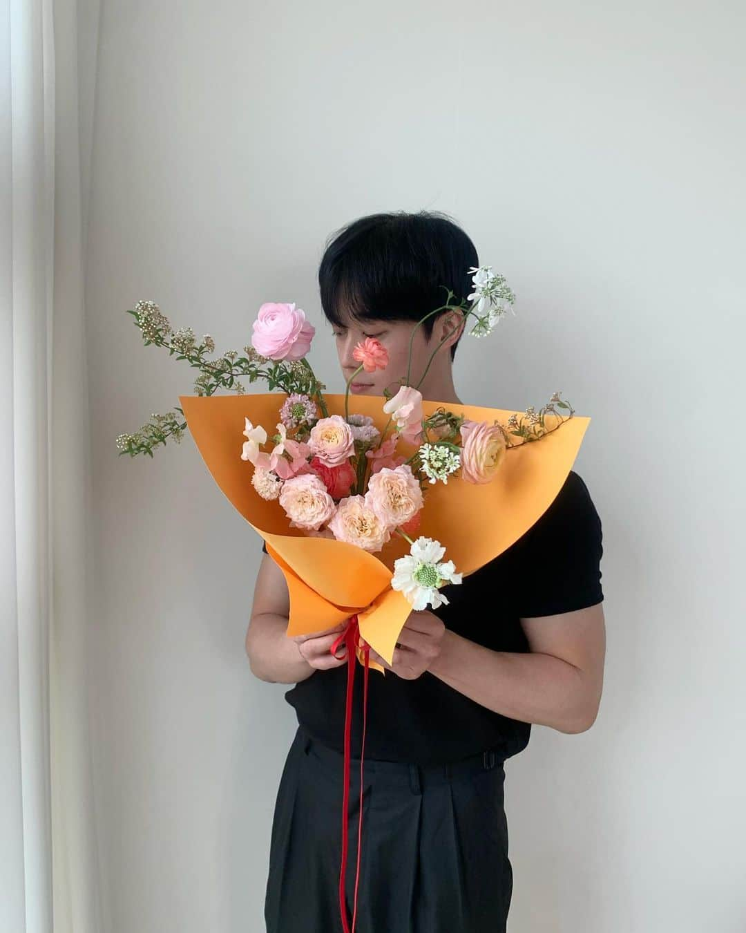 플로리스트 이주연 florist Lee Ju Yeonさんのインスタグラム写真 - (플로리스트 이주연 florist Lee Ju YeonInstagram)「. . 정준이와 썸머의 콜라보 🫶🏻 . #바네스꽃다발  . 바네스플라워 VANESS FLOWER . Katalk ID vaness52 E-mail vanessflower@naver.com . Paypal payment possible . 서울시 중구 청파로464 브라운스톤서울 101동2806호 📞02-545-6813  #vanessflower #florist #flowershop #handtied #flowerlesson #花束 #바네스플라워 #플로리스트 #꽃다발 #부케 #플로리스트학원 #플라워레슨 #중림동꽃집 #서울역꽃집 #꽃다발주문 #꽃수업 #꽃주문  #프로포즈이벤트 #프로포즈꽃다발 #프로포즈」6月14日 18時57分 - vanessflower