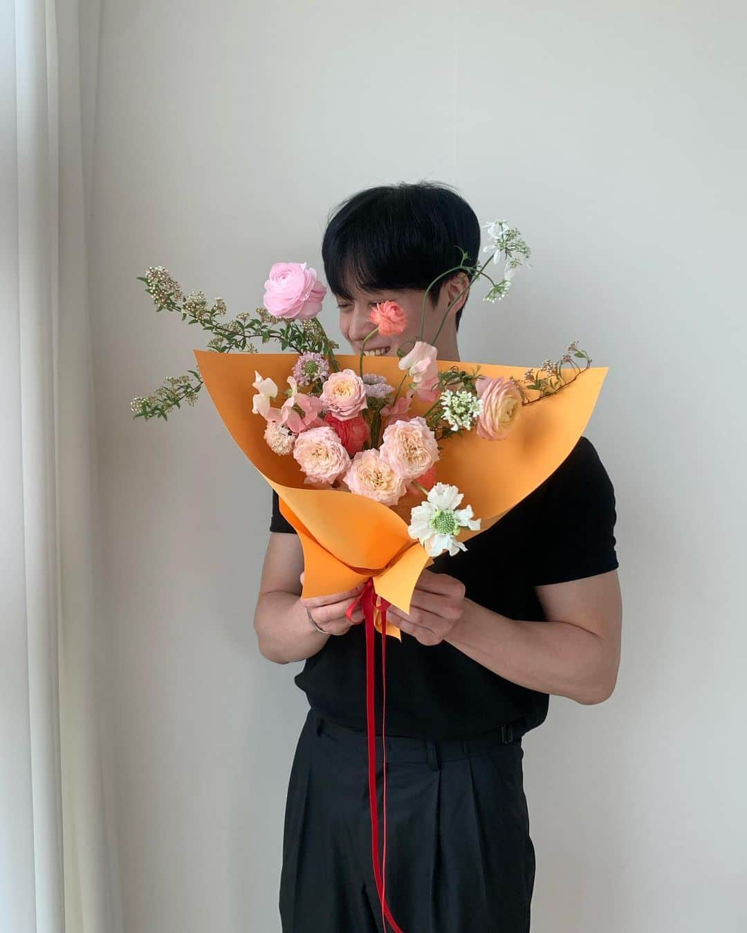 플로리스트 이주연 florist Lee Ju Yeonさんのインスタグラム写真 - (플로리스트 이주연 florist Lee Ju YeonInstagram)「. . 정준이와 썸머의 콜라보 🫶🏻 . #바네스꽃다발  . 바네스플라워 VANESS FLOWER . Katalk ID vaness52 E-mail vanessflower@naver.com . Paypal payment possible . 서울시 중구 청파로464 브라운스톤서울 101동2806호 📞02-545-6813  #vanessflower #florist #flowershop #handtied #flowerlesson #花束 #바네스플라워 #플로리스트 #꽃다발 #부케 #플로리스트학원 #플라워레슨 #중림동꽃집 #서울역꽃집 #꽃다발주문 #꽃수업 #꽃주문  #프로포즈이벤트 #프로포즈꽃다발 #프로포즈」6月14日 18時57分 - vanessflower