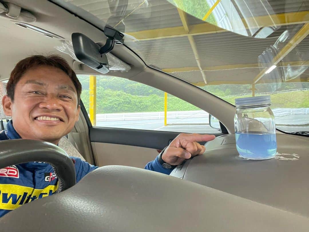 のインスタグラム：「フロントコンソールに水の入った瓶を置いて運転訓練🤣🤣🤣🤣  勝又自動車株式会社さんが開発中の「D-SUP」Driving Skill Update Program、 教習所を使って行う運転講習プログラムのインソラクターの皆さんにレーシングドライバーの運転技術をお伝えする機会を頂きました🙇  最後はヤマケンが走らせていた86レーシングで全開同乗走行も✌️  レーシングドライバーの運転技術を沢山の方々にお伝えし、クルマの悲しい事故を減らし、クルマの笑顔を増やしたい💪  勝又自動車の皆様、勝又社長、素晴らしい機会を頂きありがとうございました。 山﨑さん、伊藤さん、川北さん、またやりましょう✋️ 綿引さん、これからはクルマの運転を積極的にお願いします✋️  警察、市役所、教習所。 次はタクシー会社さんとか、、、ご依頼お待ちしています✋️😊  #運転訓練  #レーシングドライバーにできる社会貢献 #安全運転講習」