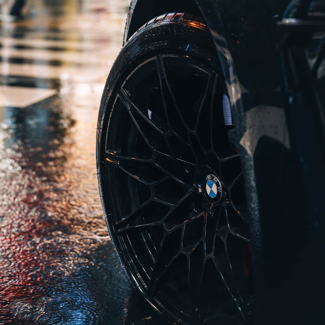 BMW Japanさんのインスタグラム写真 - (BMW JapanInstagram)「BMW Midnight Cruising. 雨雫と鮮やかな光を纏う、THE M4。  #BMWRAIN #BMW #駆けぬける歓び #BMWJapan #THEM4 #BMWM #bimmer  *特別な許可を得て撮影しています。」6月14日 19時00分 - bmwjapan