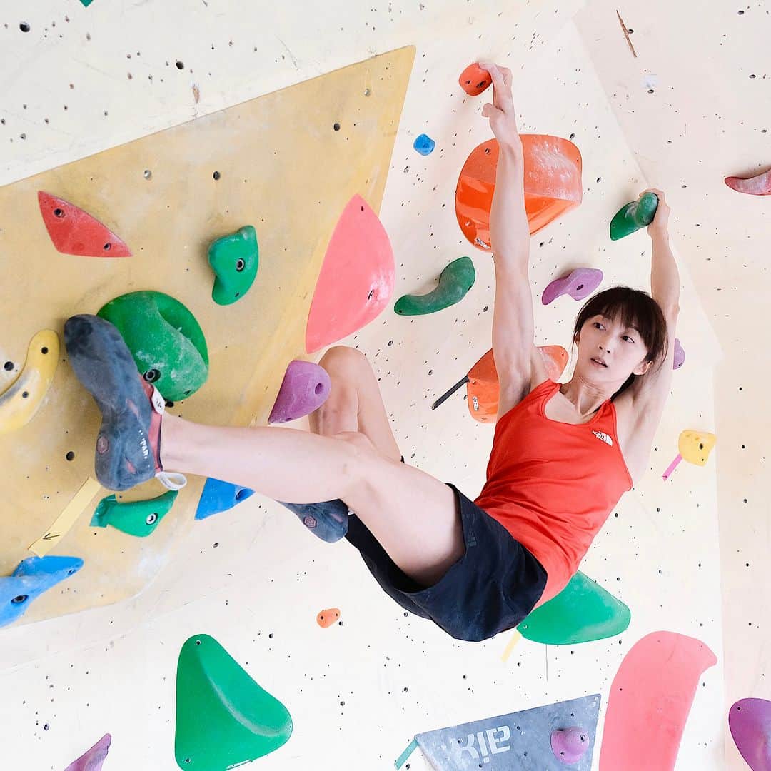 ホン・イン・リーさんのインスタグラム写真 - (ホン・イン・リーInstagram)「「攀岩是全面性的肌力運動」 我愛上這個運動跟自己的全身對話， 從事攀岩運動要對抗地心引力， 的確在要求更多肌力的同時，平常我也很重視熱量攝取的分配， 很開心認識日本百年食品大廠製作的運動蛋白 @savas_tw ， 不僅口感極佳，可以像飲料一樣喝， 還同時含有運動族群消耗量大、更需要補充的維生素B2、B6、C、D， 直接一次滿足， 平常我都是練習或運動完後半小時內喝， 如果我當天評估蛋白質攝取不足時，有時候也會在下午當點心飲料喝， 大豆蛋白因為熱量低，喝起來也不會有負擔，還是可以吃一些其他想吃的食物， 真的很推薦給喜愛運動的大家，尤其注重體態的女生朋友喔！  #大豆分離蛋白 #乳清蛋白 #攀岩 #運動 #健身 #SAVAS   WOMEN'S HEALTH：https://www.womenshealthmag.com/tw/food-nutrition/diet/a44180755/meiji-savas/ 明治SAVAS運動蛋白購買：https://rb.gy/50e3c」6月14日 19時00分 - hungying_lee