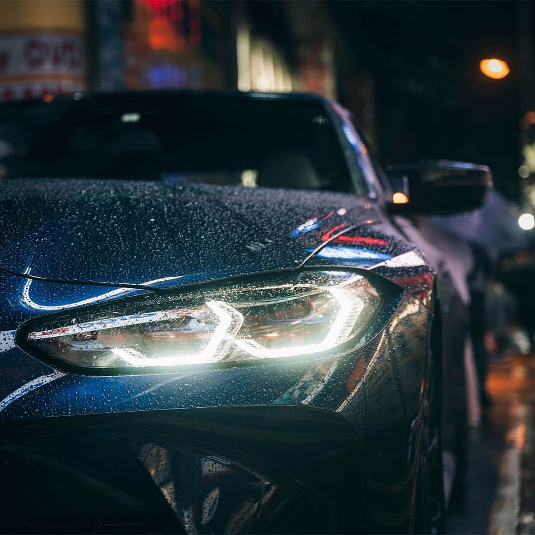 BMW Japanのインスタグラム：「BMW Midnight Cruising. 雨雫と鮮やかな光を纏う、THE M4。  #BMWRAIN #BMW #駆けぬける歓び #BMWJapan #THEM4 #BMWM #bimmer  *特別な許可を得て撮影しています。」
