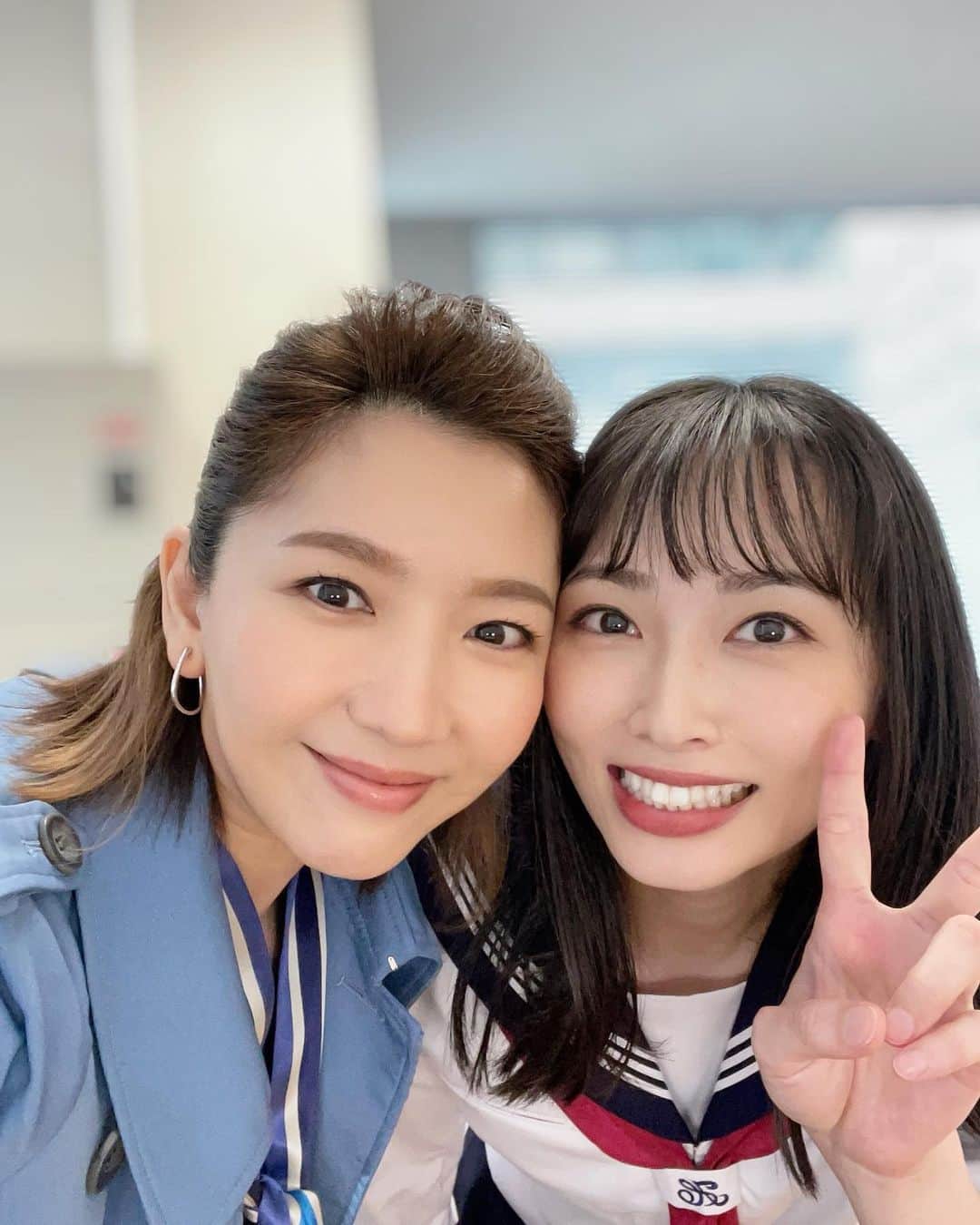 瀬奈じゅんさんのインスタグラム写真 - (瀬奈じゅんInstagram)「⁡ ⁡ 今日は稽古前に記者会見でございました。 笑いの絶えない楽しい会見でございました。 ⁡ 写真は共に千夏を演じるまあさと。 ⁡ かわいいでしょ？ キラキラでしょ？ ⁡ でもね、かっこいいのですよ、この方。 まあさの千夏がとっても素敵だから、ちゃんと今の千夏に繋がるように、私も頑張らねば！と思うのです。 いい刺激を頂いてます！！ ⁡ ⁡ #SUNNY #サニー #二人の千夏  #須藤茉麻 ちゃん #瀬奈じゅん」6月14日 19時00分 - junsena_official