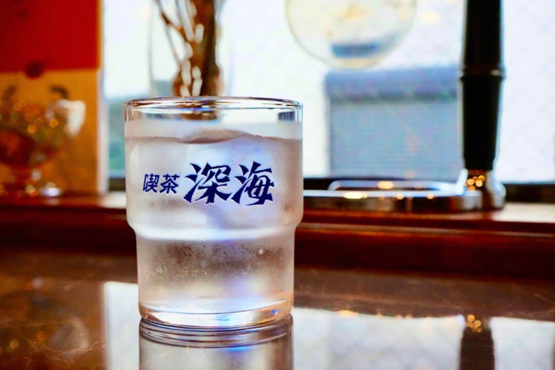 レッツエンジョイ東京さんのインスタグラム写真 - (レッツエンジョイ東京Instagram)「銭湯併設のレトロ喫茶🐟🐠🌊  北区十条にある「喫茶深海」は、銭湯「十條湯」に併設されている喫茶店。 名物の「深海ゼリー」はオーダーマスト！陽光でキラキラと輝く姿は、まるで宝石のような美しさです。もっちりプルプルとした食感で、食べ応えも◎。  昔ながらの喫茶店フード&ドリンクメニューも充実。本格的なドリップコーヒーやクリームソーダ、サンドイッチや日替わりスイーツなど、多種多様なラインナップが楽しめます。  「喫茶深海」だけの利用ももちろんOKですが、こだわりが詰まった浴場&サウナ「十條湯」もオススメ。平日限定で、曜日ごとにさまざまなイベントも行っているそう。  喫茶店好きな人も、銭湯ツウな方も、サウナーも大満足間違いなしの「喫茶深海」&「十條湯」、ぜひ訪れてみて💙  🔸喫茶深海 🔸十條湯 @jujoyu_sento 📍東京都北区十条仲原1-14-2 🚉十条  #レッツエンジョイ東京 #おでかけ #おでかけスポット #十條湯 #喫茶深海 #喫茶店 #喫茶部 #喫茶店巡り #純喫茶巡り #純喫茶コレクション #レトロ喫茶 #東京喫茶店 #好きよ喫茶店 #昭和レトロ #銭湯カフェ #銭湯 #十条 #サウナ #サウナイキタイ #サ活 #クリームソーダ #十条カフェ #東京カフェ #東京カフェ巡り」6月14日 19時01分 - lets_enjoytokyo