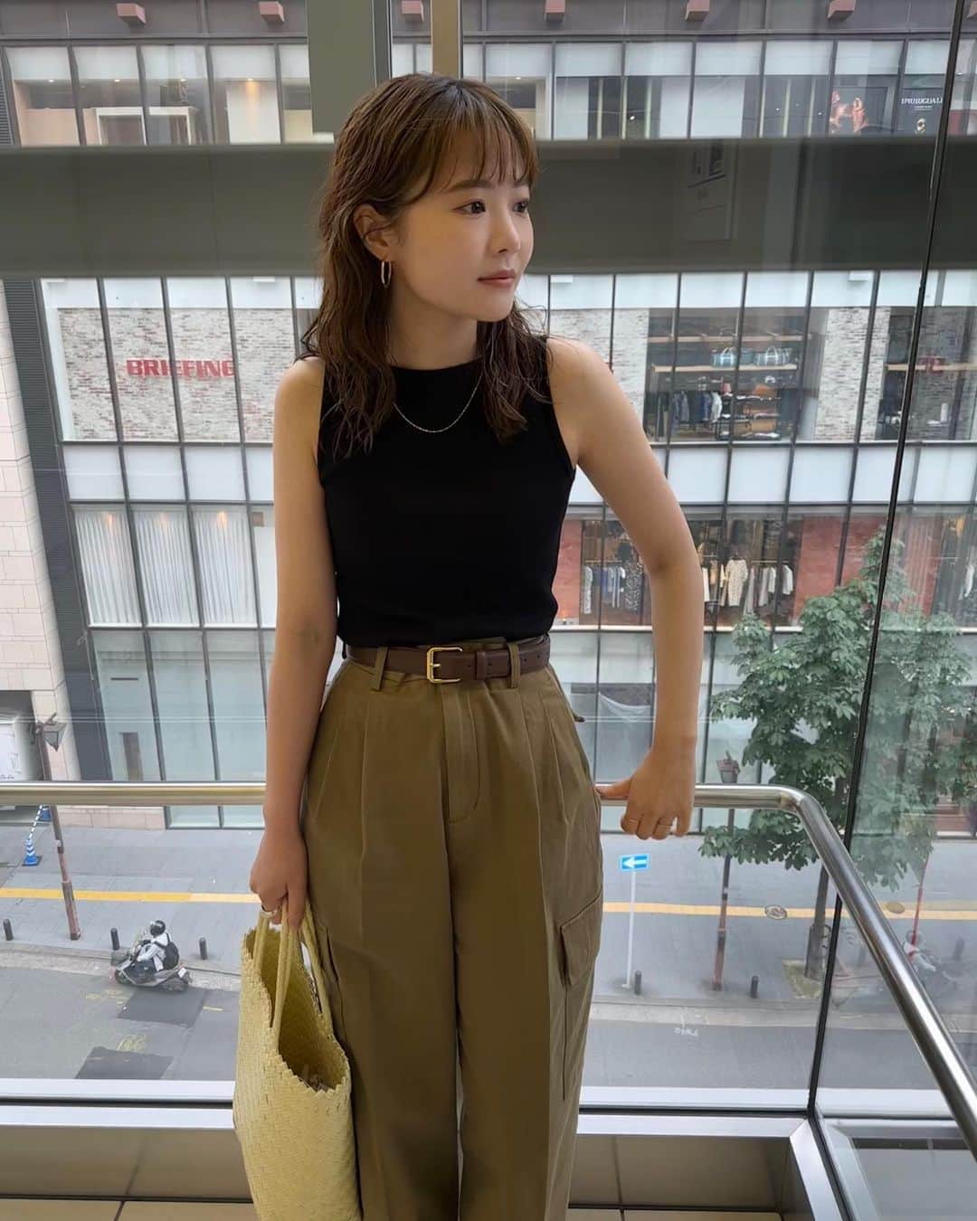 のインスタグラム：「. @uniqlo_jp のリブボートネックノースリーブT ドストライクな形とピッタリ感で黒買ったあとに またすぐネットで色違い買った🥺  脇のとこまでしっかり布があるのが良い！笑 でも肩はスッキリ見える🤍 . #私服 #ファッション #コーディネート #ユニクロ #ユニクロ購入品 #ユニクロコーデ #夏 #洋服 #fashion #coordinate #outfit #uniqlo #chr_code」