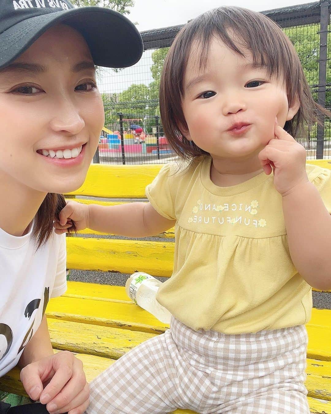 影山祥子のインスタグラム：「. 暑くなって来たな〜。 暑いの嫌い。笑 みーが可愛い〜して〜ってゆうと ちゃんとやってくれる🥰 保育園や公園で遊ぶ時は必ずズボンインスタイル😊笑 最近砂場で遊んだけど、ひたすらシャベルでバケツに砂入れてた。 30分同じことしてたけどよく飽きないな〜😂 . こないだ前髪の内側を適当にすいたら 今までの中で1番ましな前髪になった🤣✨ 暑くなってきて前髪が暑そうだったからだいぶよくなった🥰 . . . #女の子　#女の子ママ　#公園　#遊び　#親子　#育児記録 #成長記録 #1歳 #最近　#めっちゃ　#女子」