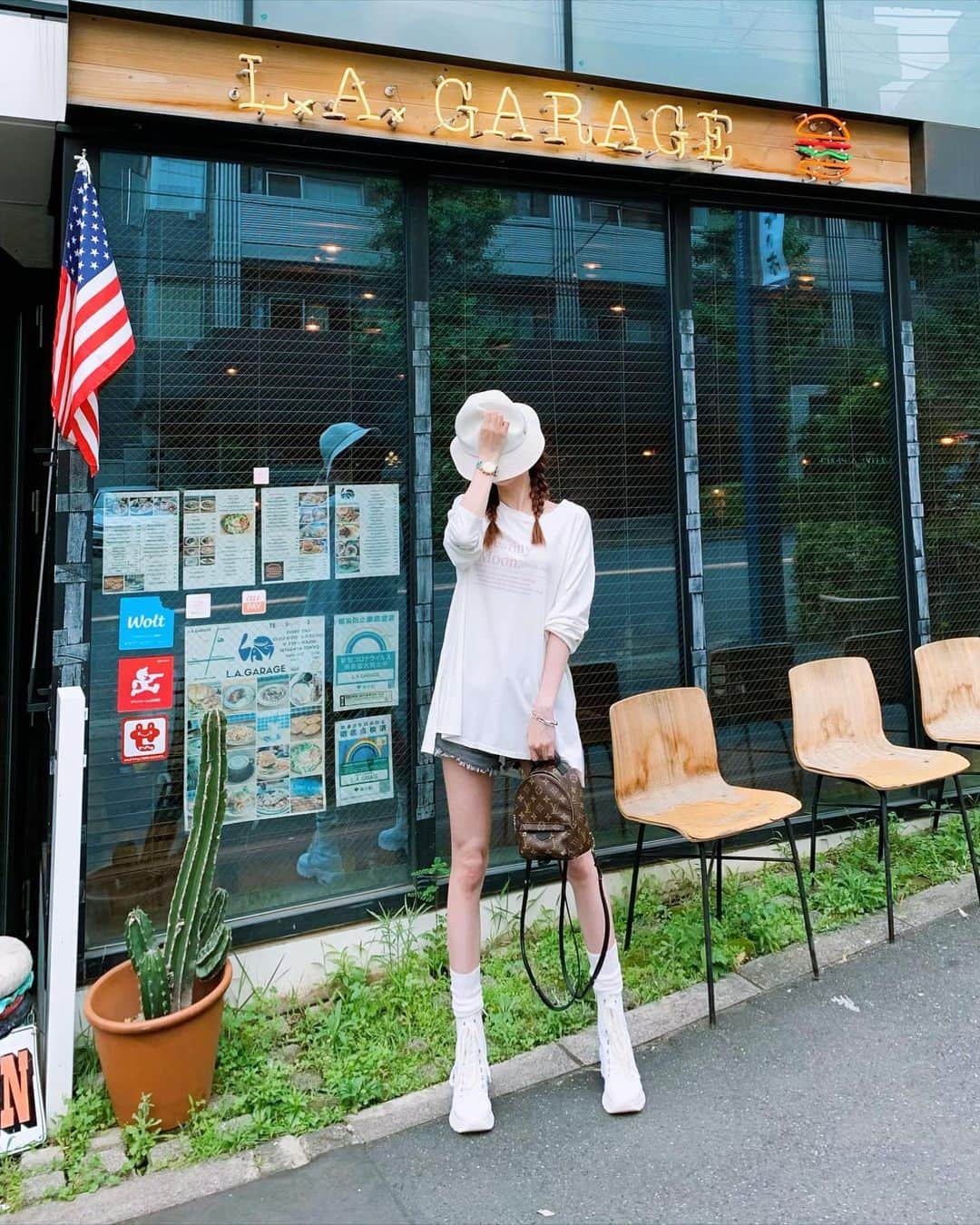 加賀美早紀のインスタグラム：「ここのお店入れ墨バチバチの店員さんなのね。 美味しい #🍔 と #🥞 の。  私たちの後 赤ちゃん連れのパパさんが最初入って来て 「2名です」と。 そのあと赤ちゃん抱っこしたママさん入って来て。 したら店員さん 「3名ですね」と。  全然食べられない乳児👩‍🍼なのに ちゃんと人数に入れてあげる店員さんに #ほっこり ☺️  ジーッと見つめてくる赤ちゃんに 手を振る私。  それ見てママさんパパさん笑顔で返してくれて またほっこり☺️  #笑顔は連鎖 する 幸せは心を豊かにする」