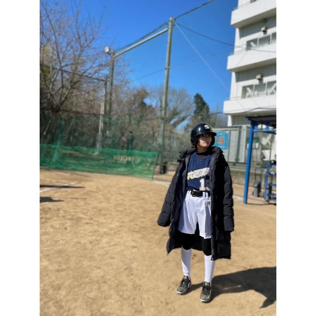 芳根京子さんのインスタグラム写真 - (芳根京子Instagram)「#それってパクリじゃないですか？  今夜22時から第10話の放送です。 いよいよ最終回です！  ついにここまできました...！  撮影が始まった頃は まだ日中もダウンを着るくらい寒くてスーツの男性チームは「スーツはまだ厚着だから女性は寒いね🥲」なんて言っていたのに  終わる頃には女性チームが「私たち薄着だから男性たちはスーツで暑いね🥲」と、気が付いたらあっという間に季節が変わっていたんだなぁとしみじみ感じました。  第1話で初めて知財の世界に触れた亜季は全10話を通して北脇さんの隣で見て、学んで、考えて、感じて、一回りも二回りも大きくなって立っている最終回です。  いっぱい悩んで、笑って、泣いて、怒って、悔しんで、、 一緒に駆け抜けた亜季は私にとって戦友のようなかけがえのない存在です。  北脇さんを救いたい、その精一杯の強い想いで奮闘する亜季をどうか見届けていただけたら嬉しいです😌  そして！放送の前の21時30分から 重岡さんと配信ライブを行います！ それパク公式インスタ、Twitter、TikTokで行いますので、オンエアの前に是非合わせてご覧ください✨  それでは！配信ライブでお会いしましょう！ そして22時から第10話！ よろしくお願いします👉☺️🤏  たくさんの思い出の写真を載せます...🫶  #それパク @sorepaku_ntv」6月14日 19時05分 - yoshinekyoko