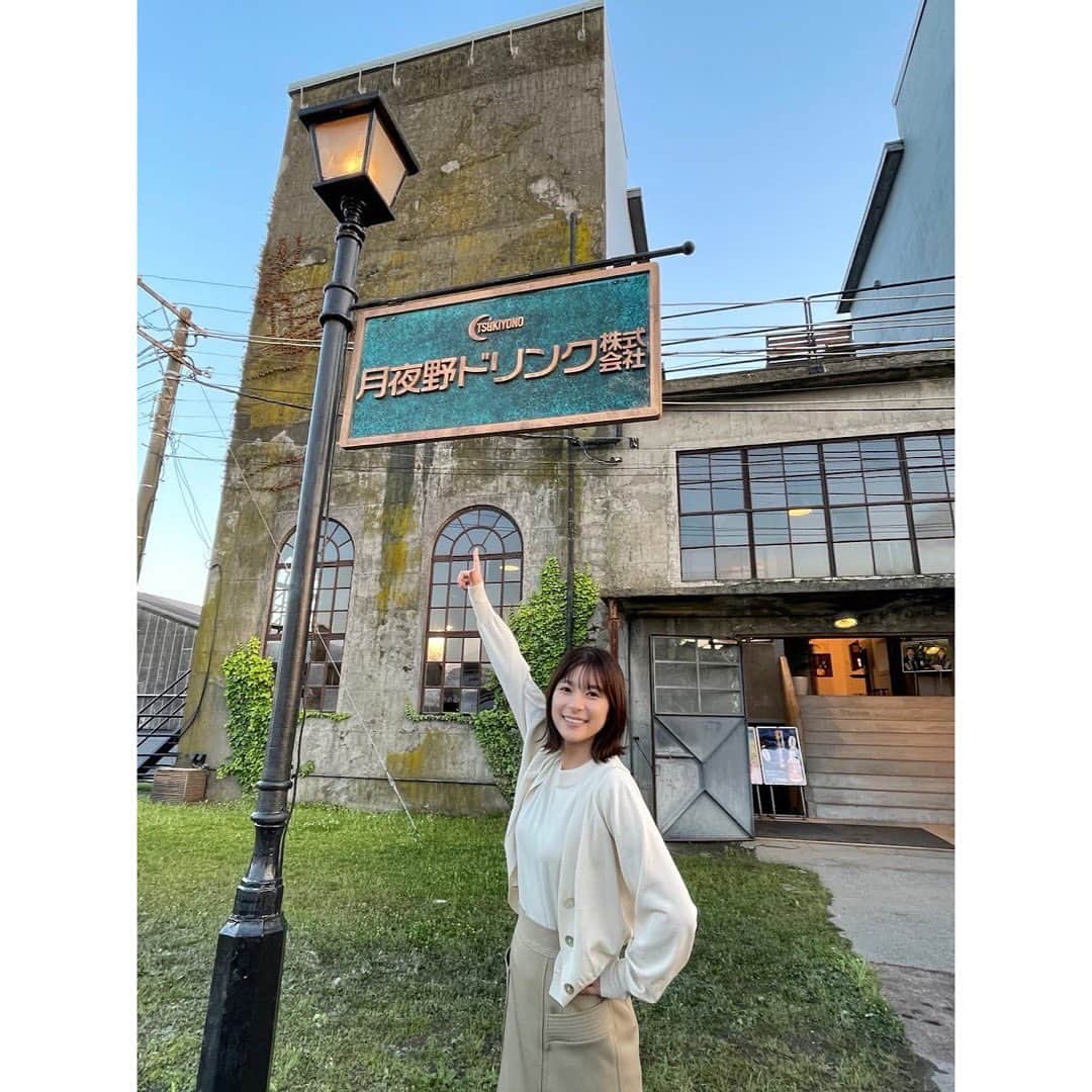 のインスタグラム：「#それってパクリじゃないですか？  今夜22時から第10話の放送です。 いよいよ最終回です！  ついにここまできました...！  撮影が始まった頃は まだ日中もダウンを着るくらい寒くてスーツの男性チームは「スーツはまだ厚着だから女性は寒いね🥲」なんて言っていたのに  終わる頃には女性チームが「私たち薄着だから男性たちはスーツで暑いね🥲」と、気が付いたらあっという間に季節が変わっていたんだなぁとしみじみ感じました。  第1話で初めて知財の世界に触れた亜季は全10話を通して北脇さんの隣で見て、学んで、考えて、感じて、一回りも二回りも大きくなって立っている最終回です。  いっぱい悩んで、笑って、泣いて、怒って、悔しんで、、 一緒に駆け抜けた亜季は私にとって戦友のようなかけがえのない存在です。  北脇さんを救いたい、その精一杯の強い想いで奮闘する亜季をどうか見届けていただけたら嬉しいです😌  そして！放送の前の21時30分から 重岡さんと配信ライブを行います！ それパク公式インスタ、Twitter、TikTokで行いますので、オンエアの前に是非合わせてご覧ください✨  それでは！配信ライブでお会いしましょう！ そして22時から第10話！ よろしくお願いします👉☺️🤏  たくさんの思い出の写真を載せます...🫶  #それパク @sorepaku_ntv」