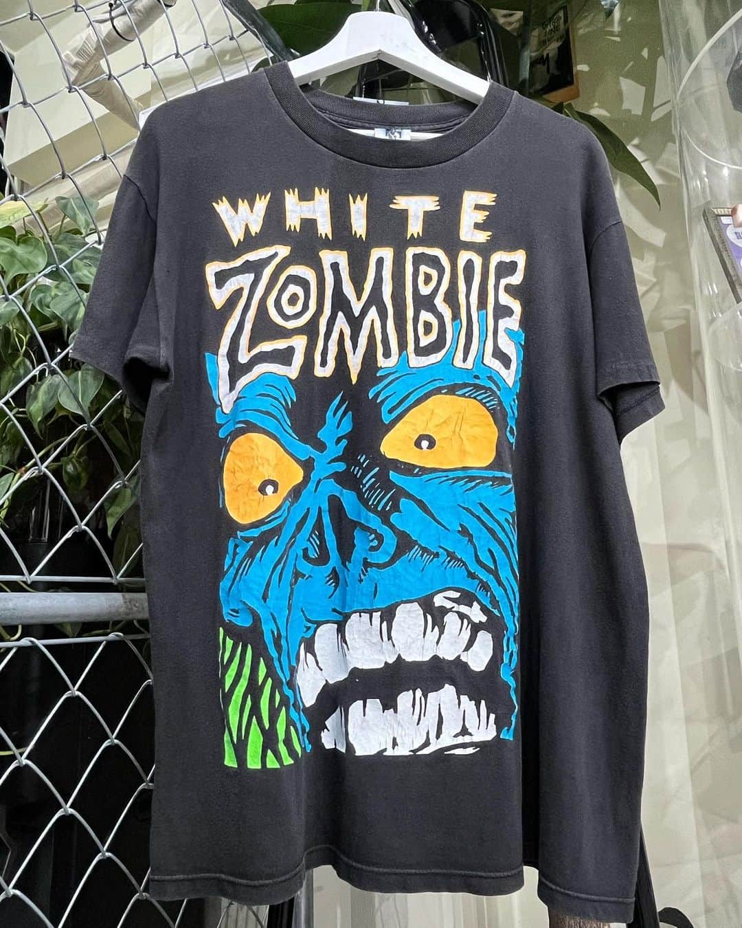ジャムルのインスタグラム：「1990's～ WHITE ZOMBIE ¥16000+tax(17600) . 1985年にロブ・ゾンビを中心にN.Y.で結成されたヘヴィーメタル・バンド、ホワイトゾンビ。  残念ながら98年に解散となりましたがオカルトとゴシックとユーモアとうまく取り入れ、 重たい音でありながらどこかポップなサウンドで人気だったバンドです。  大胆な色使いとグラフィックで人気の高いWHITE ZOMBIEのTシャツ。 コチラは90年代製の1枚で、バックにはお馴染みのサークルロゴも入ります。 .  WEB SHOPに入荷しております。 是非ご覧ください。 jammru.com  #お問い合わせはお電話で承ります #jammru#jammru_tee#vintagetshirt #vintagetee#vintagebandtee#whitezombie  #osaka  #fashion  #streetstyle  #streetfashion  #vtg  #vintage  #used  #usedclothing  #古着 #古着屋 #ファッション #70s #80s #90s」