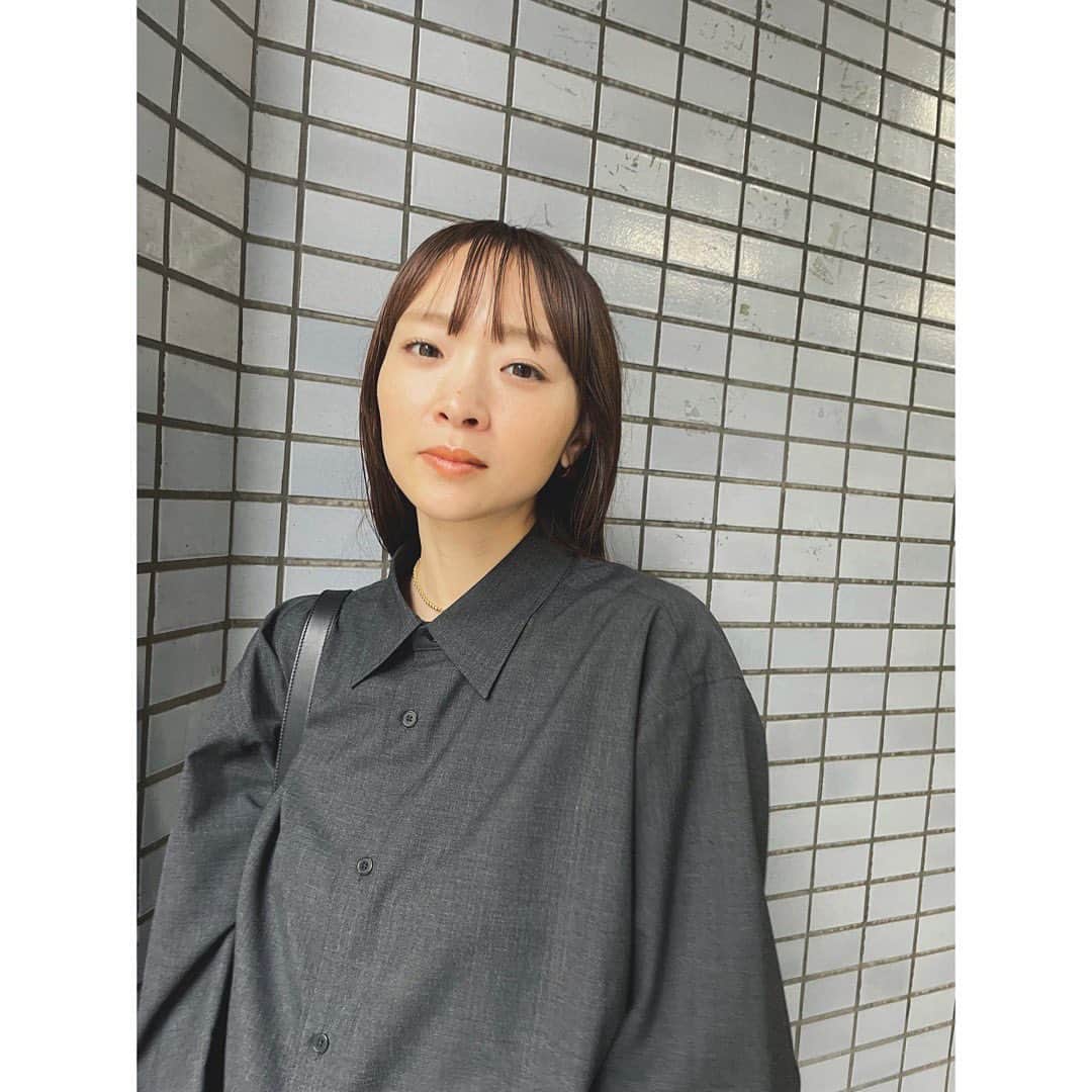 野尻美穂のインスタグラム：「引き続き使わせていただいている @cledepeaubeaute  周りでもルセラム買いました！って声を沢山聞くことが増え、嬉しい🥹！ スキンケアって使い続けないと効果ってなかなか分かりづらいし、だからこそ私もこうやって継続して使ってるけど、肌荒れもしづらくなったし、毛穴も本当引き締まって来てて🥹✨ クレド・ポー ボーテのスタッフの方から学べた事も多く、肌への興味が益々深まりました！ もっと追求したいし、もっと肌整えたいし、とは言え年齢によるシミやシワは伴うもので。ただそれをも前向きに綺麗にしていこうって思える様になったのはまさにこちらのお陰。 女性はいつまでたっても綺麗でいたいし、諦めたく無いし、その為には肌を整えるってとっても大事だなと実感に実感してます🤨 #クレドポーボーテ #PR」
