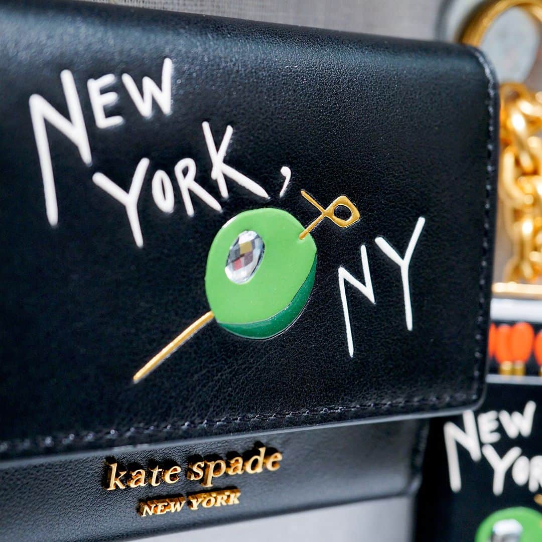 SPURさんのインスタグラム写真 - (SPURInstagram)「プードルが躍るオペラシューズにピザのアクセサリー、マッチ箱型クラッチにマティーニのイヤリング。KATE SPADE NEW YORKのFALL 2023コレクションは、プレイフルなモチーフでシーズンテーマの「冒険」を盛り上げます。  #SPUR編集G #ケイトスペード #NY #katespade #katespadenewyork #クラッチバッグ #イヤリング」6月14日 19時07分 - spurmagazine