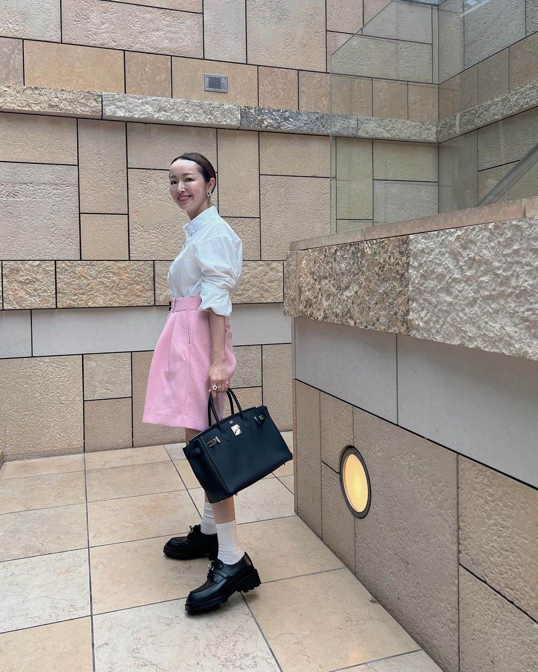 翁安芸のインスタグラム：「ユニフォームのような仕上がりになった日🤓🩷  トップにはTシャツかタンクトップに、ジャケットも良かったかな💭と考えたり。💓」