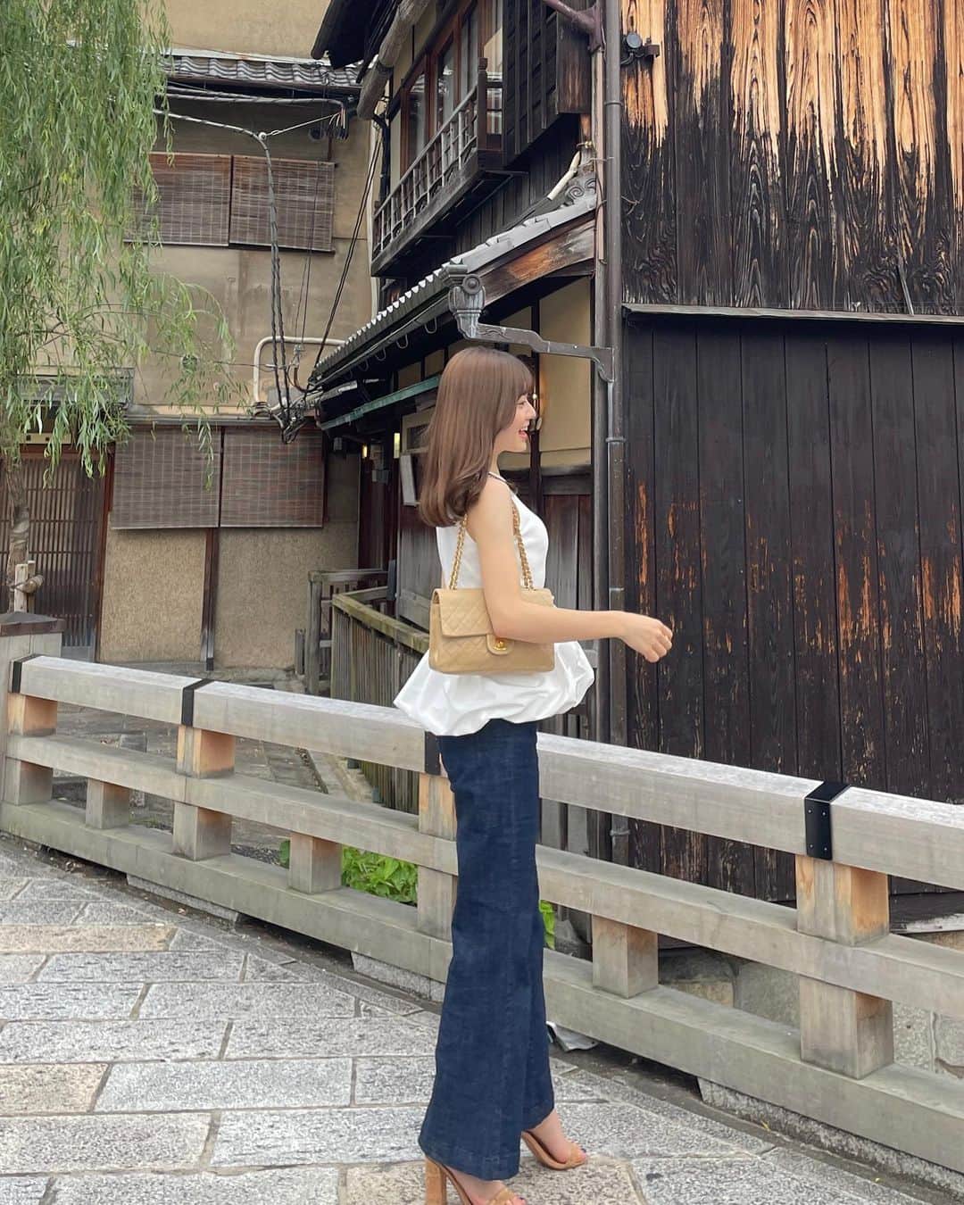 西村香也子さんのインスタグラム写真 - (西村香也子Instagram)「. 着てると、絶対どこの？って褒められるし 360°どこから見ても可愛いし 肌触りもちもちな、白ぽわんっ♡   とにかくお気に入りな一枚、、🫶🏻👖🎀  #maisonraview  @maison_raview  @miyuki____ito」6月14日 19時14分 - kayako_nishimura_