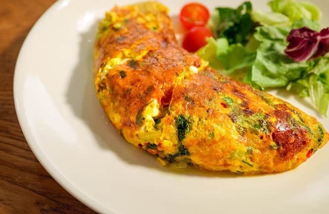 印度カリー子のインスタグラム：「【レシピ】混ぜて焼くだけ！マサラオムレツ  ふわふわのたまごにスパイスの効いた野菜がたっぷり  とろけるチーズもたまりません…  ごはんにもパンにもよく合います！  材料(1~2人分) ・たまご　2個 ・スライスチーズ　2枚 （ベビーチーズ、切れてるチーズ、シュレッドチーズ　30g分でもOK) ・おろしにんにく　小さじ1/2 ・玉ねぎ　1/4個 50g (みじん切り) ・ミニトマト　4個(8等分) ・パクチー　1株(みじん切り) ・ターメリック、クミン、コリアンダー各小さじ1/4 ・塩　小さじ1/4  作り方 ①ボウルににんにく、玉ねぎ、パクチー、塩、スパイスを混ぜる。 ②トマト、チーズ、卵も混ぜる。 ③油を引いて中火、②をいれてふつふつしてきたら弱火でフタをする。5分たったらフタをあけ、表面が固まったら半分にたたむ  ★うまく作るコツはYouTube『印度カリー子　マサラオムレツ』でチェック😎」