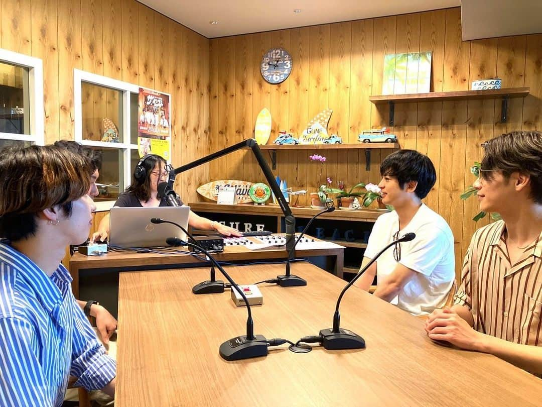 平田裕一郎さんのインスタグラム写真 - (平田裕一郎Instagram)「漆黒ノ戰花、石垣島上陸です！ 今日はサンサンラジオさん、八重泉さんにお邪魔して来ました！！ 石垣島は本当に温かい方々で溢れてます。 第2の故郷です。笑 ありがとう。  最後はミルミル本舗に行ったら、 たまたま居た坂本くん。笑  目立つわぁ。。  #日向野祥 くん #フクシノブキ くん #堀田竜成 くん #石垣島 #サンサンラジオ  #八重泉 #坂本くん #半端ないって　笑」6月14日 19時10分 - yuichiro_hirata