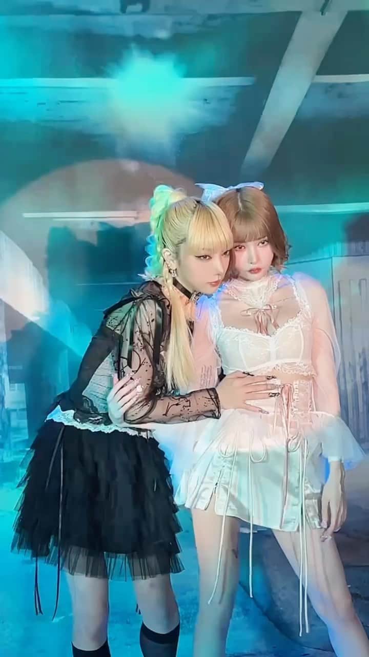のインスタグラム：「LARME 057発売日まであと2日🖤😈💋  戦慄かなのちゃん( @fabkanano ) かてぃちゃん( @pantykaty ) かすちゃん( @kasuu_kasu ) なえなのちゃん( @naenano0114 ) 景井ひなちゃん( @kagei_hina )  #LARME #larmemagazine #larme057 #ラルム #ファッション絵本  #戦慄かなの #かてぃ #悪魔のキッス #なえなの #景井ひな #かす」