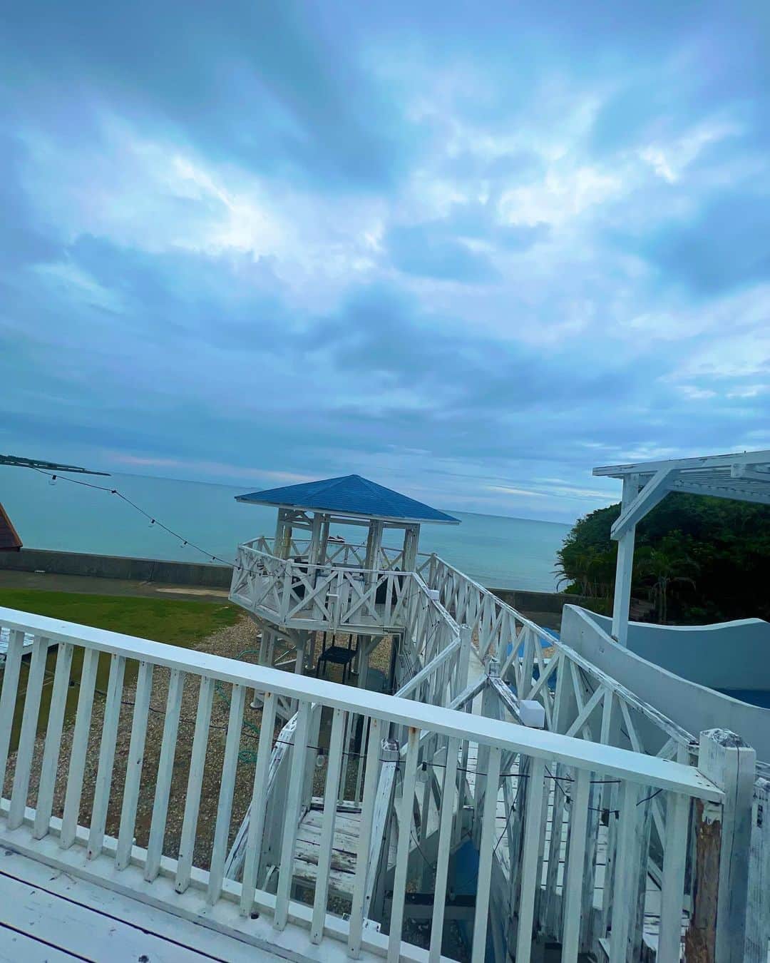 おりささんのインスタグラム写真 - (おりさInstagram)「🐠  家族旅行in沖縄✨  いつもお世話になってる クロちゃん( @kurosukemaru_okinawa )が居る 沖縄北部の本部のかぬたんへ！✨ @okinawa.marine.life   かぬたんは あぐー豚しゃぶしゃぶが美味しい #オーシャンBoo と マリンアクティビティと オーシャンビューの宿泊施設がそろった 海の目の前の素敵な場所🐠✨  クロちゃんが ジェットスキーに乗せてくれて 家族達に珊瑚🪸や海亀🐢見せてくれたよ🥰  夜は最高のロケーションの場所で バーベキューしてそのまま宿泊❤️  次の日のご飯は オーシャンBooのしゃぶしゃぶ🐷  ここのしゃぶしゃぶが 人生で1番美味しい！！大好き💕  お店の壁にサインも 書かせて頂いたよ❤️❤️  クロちゃんありがとうございました✨  -----------------------------------  水着は国際通りのガールズテラスで ゲットした　@pinkyshake_official の 新作だよ👙  @girls_terrace   -----------------------------------  #okinawa#okinawajapan#okinawatrip#okinawatravel#trip#travel#japan#sea#beach#bikini#沖縄#沖縄旅行#沖縄観光#夏#海#ビーチ#タビジョ#女子旅#旅行#旅#リゾート#ビキニ#水着#ピンクコーデ#夏コーデ#コーデ#オーシャンビュー#沖縄ホテル#かぬたん」6月14日 19時14分 - orisa_0510
