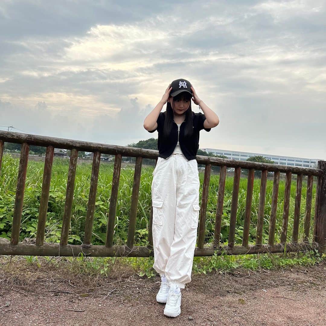 のインスタグラム：「☁☁☁  ･ ･ ･  #ootd #instagood #instalike #followme #いいね#アイドル #ストリートコーデ  #ストリート系女子 #曇り #muahmuah」