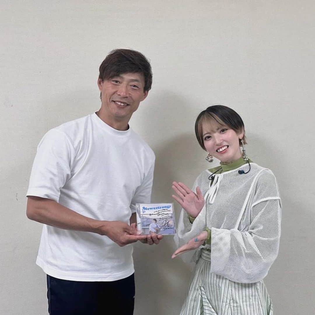 桧山進次郎のインスタグラム：「初対面‼️  ずっと出演させて頂いている朝の情報番組"おはよう朝日です"のテーマソング『眩しい朝日』を歌っていた優利香さんと。  某企業のイベントに共に参加しましたがメッセージ入りのアルバムもゲットです‼️  ご本人ちょい恥ずかしいかも知れないですが度アップで投稿させて頂きました😁 #優利香 さん #newestrong  #アルバム  #眩しい朝日  #おはよう朝日です  #朝日放送  #桧山進次郎」