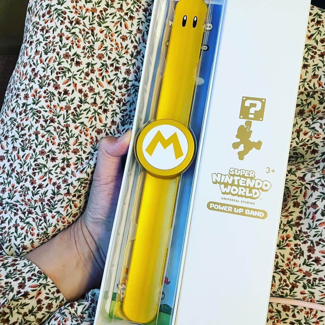 ギャル曽根のインスタグラム：「わーい🙌🏻 ゴールデンパワーバンドgetしたー😳❤️❤️❤️ 年パス持ってると気軽にパークインできるのもいいですね🥹❤️❤️❤️ これで夏休みはゴールデンパワーバンドでテンション高くユニバ満喫できます🫶🏻🫶🏻🫶🏻 #USJ #ゴールデンパワーバンド #期間限定 #マリオ」