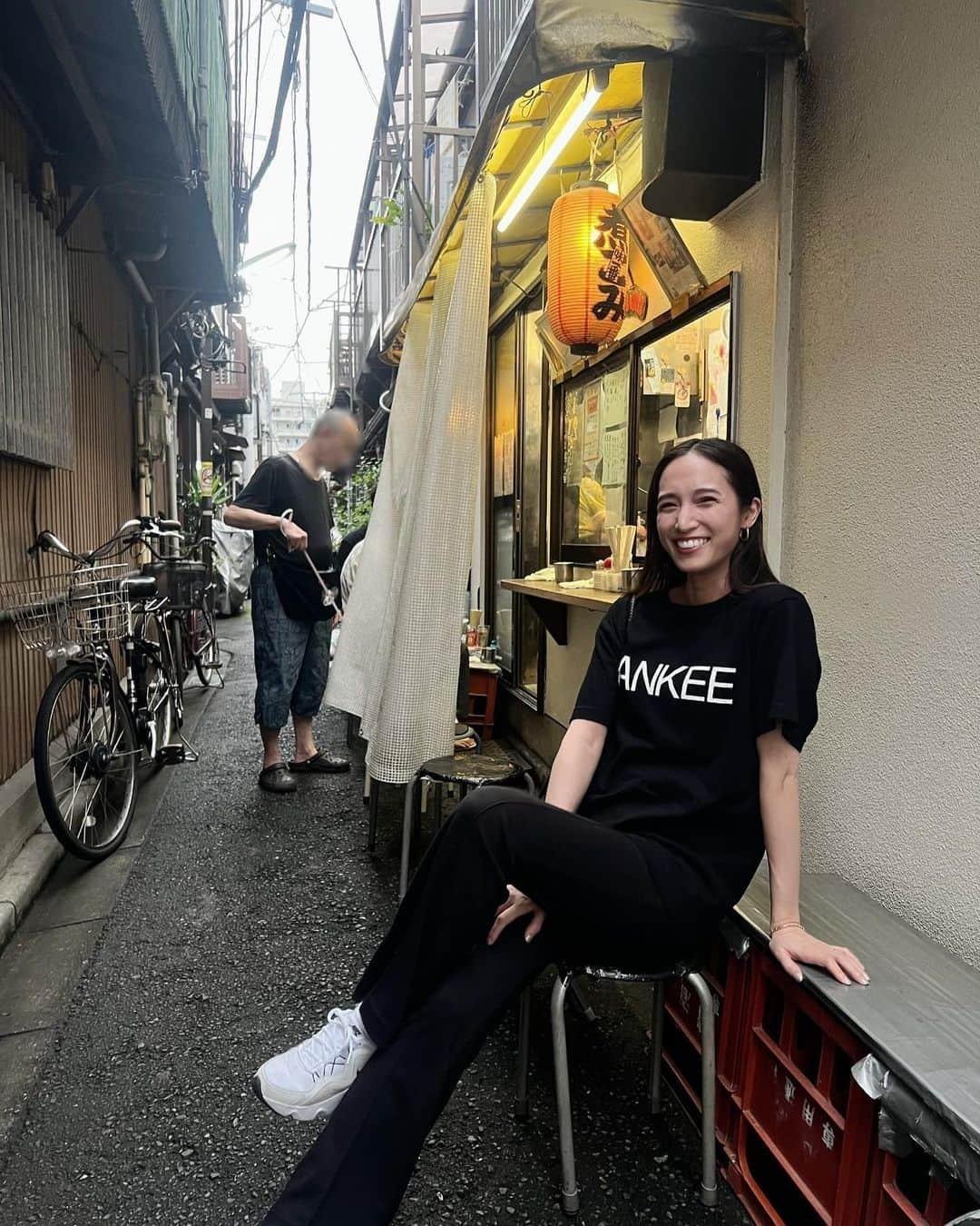 DJ MANAMI（松迫愛実）のインスタグラム：「⁡ 大阪で食べたフワが忘れられなくて 東京で食べれるところを探したら 月島に辿り着きました🏮 ⁡ お気に入りのYANKEE Tシャツを着て ほろ酔いご機嫌な私です。 ⁡ ⁡ ⁡ #ホルモン #フワ #牛肉アレルギーだから #体調に合わせて食べてる #この日はホルモン全種一切れずつ #アレルギーだけど好きなものは好き #しかし下町はよい」