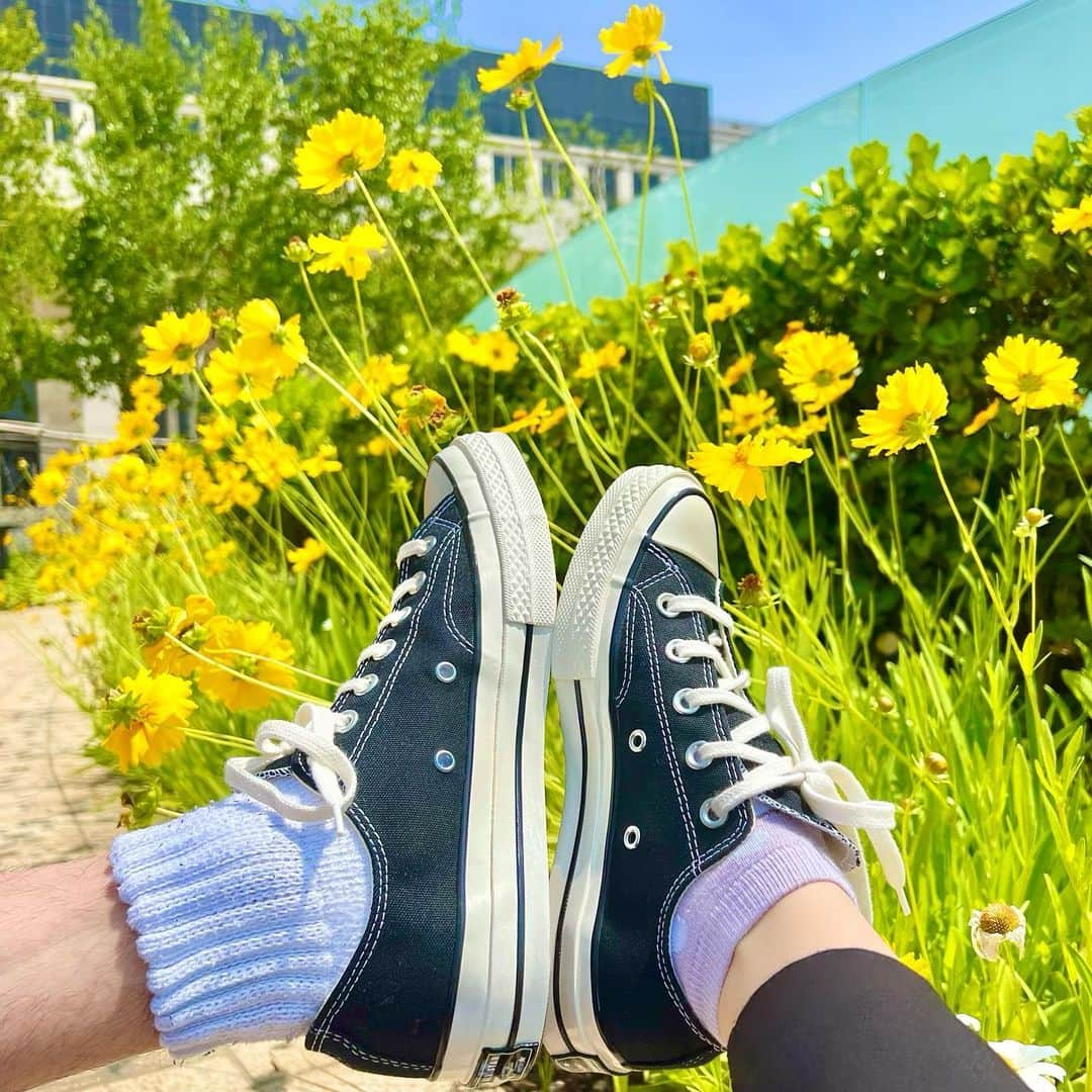 杉山佳那恵さんのインスタグラム写真 - (杉山佳那恵Instagram)「おそろい🐝✨🌼✨🐝  converse買ってもろた💛  #converse」6月14日 19時30分 - kanaxxy_0421