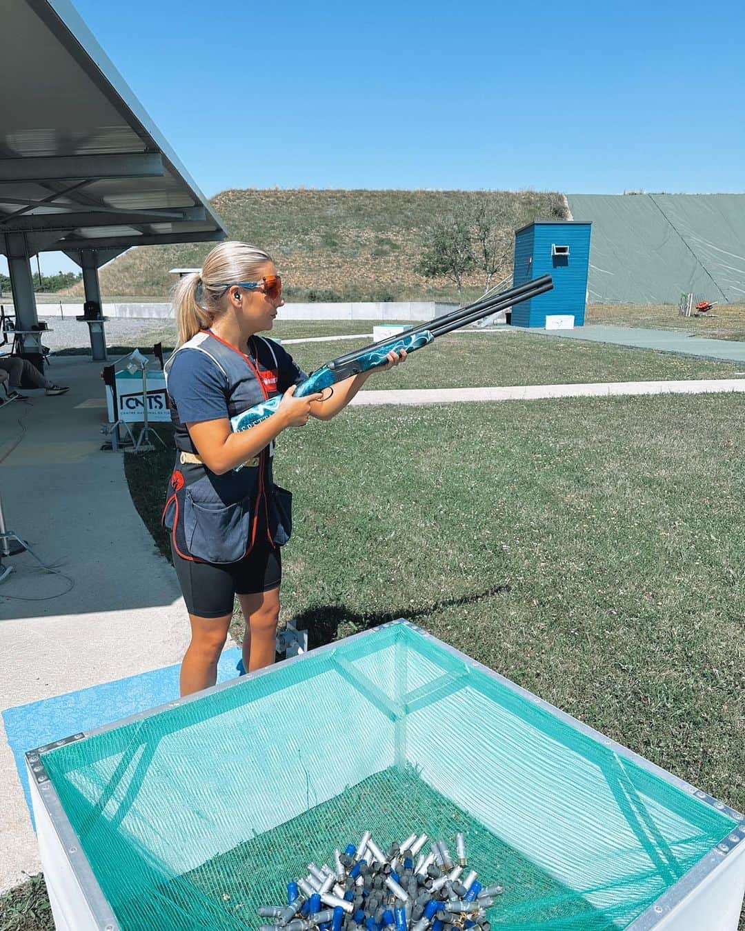アンバー・ヒルのインスタグラム：「First shots at the Olympic range 🙃」