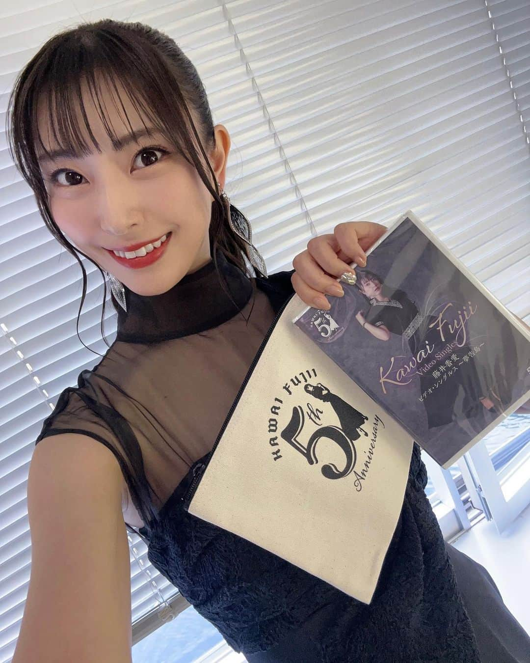 藤井香愛さんのインスタグラム写真 - (藤井香愛Instagram)「MV集 DVD 「ビデオ・シングルス～夢告鳥～」 本日発売日です🎊  デビュー曲「東京ルージュ」から最新曲「夢告鳥」まで全シングルのMVがフルコーラスで収録されています✨  5周年の節目となる年に、これまでを振り返られる作品集を発売できることをとてもうれしく思います。 5年間の成長を見てください😊✨  6/17草月ホールの5周年コンサートでビデオ・シングルス〜夢告鳥〜のDVDをご購入いただいた方には会場限定特典として、ポーチをプレゼント🎁レアなグッズですので是非GETしてください‼️  池袋東武百貨店　五番街さんでは昨日から25日までパネル展、24日にはインターネットサイン会も開催されますのでこちらもご参加お待ちしております😆🕊️  #藤井香愛　#夢告鳥　#徳間ジャパン　#歌謡曲　#DVD #発売日　#5周年　#東京ルージュ　#TOKYO迷子　#その気もないくせに　#鳴かない鳥　#一夜桃色 #メイキング映像　#限定特典」6月14日 19時25分 - fujii_kawai