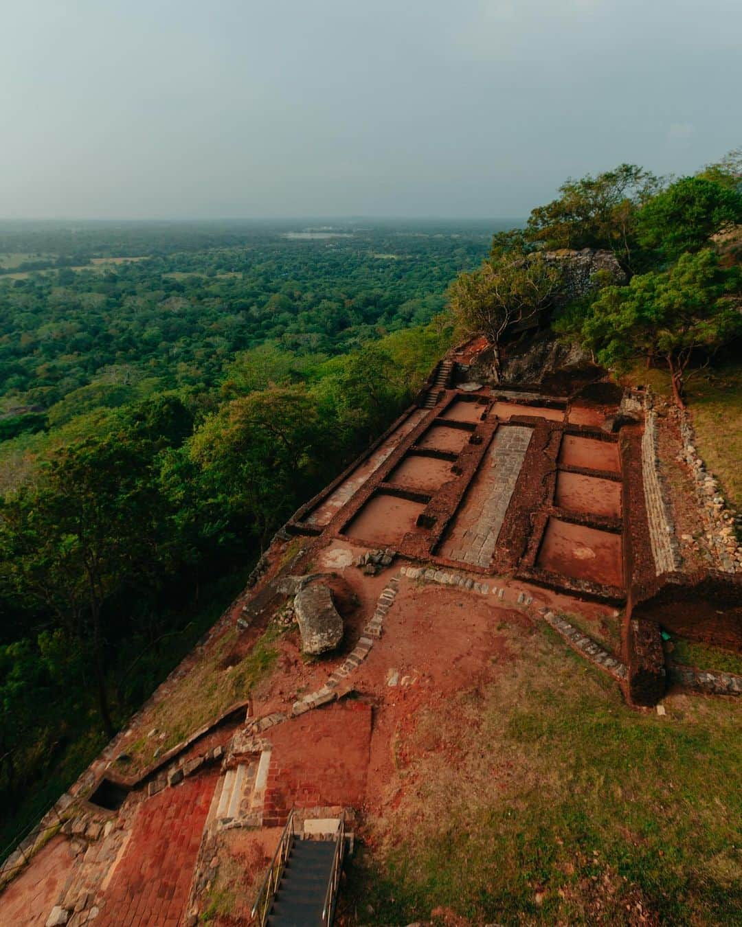 Putri Anindyaさんのインスタグラム写真 - (Putri AnindyaInstagram)「The ancient rock fortress Sigiriya //   Sigiriya or Sinhagiri is a massive landmark at the middle of Sri Lanka. I went there at the sunset time but didn’t get to the top because I was kinda afraid to go up and had to go down when it’s dark. There are approx 1200 steps of stairs to go to the top. I climbed until The last stairs before the top as you can see on the 6th slide. It looks like a lion’s gate.   The name of this place is derived from this structure; Sīnhāgiri, the Lion Rock (an etymology similar to Sinhapura, the Sanskrit name of Singapore, the Lion City).  It was used as a Buddhist monastery until the 14th century. Sigiriya today is a UNESCO listed World Heritage Site. It is one of the best preserved examples of ancient urban planning.   Truly one of the best ancient landmark I’ve seen in my life. I felt like Short Round of Dr Jones at that moment lmao.」6月14日 19時26分 - puanindya