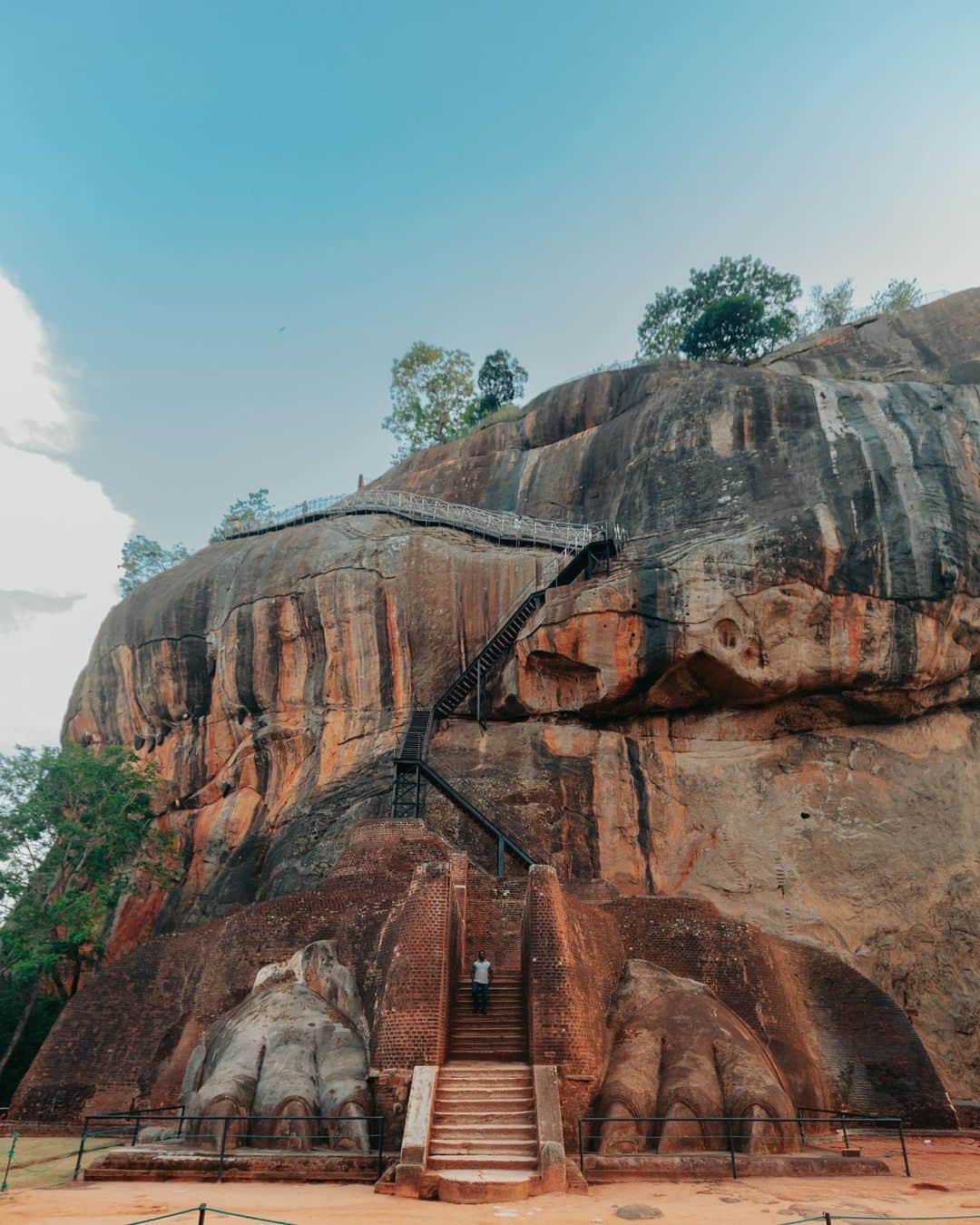 Putri Anindyaさんのインスタグラム写真 - (Putri AnindyaInstagram)「The ancient rock fortress Sigiriya //   Sigiriya or Sinhagiri is a massive landmark at the middle of Sri Lanka. I went there at the sunset time but didn’t get to the top because I was kinda afraid to go up and had to go down when it’s dark. There are approx 1200 steps of stairs to go to the top. I climbed until The last stairs before the top as you can see on the 6th slide. It looks like a lion’s gate.   The name of this place is derived from this structure; Sīnhāgiri, the Lion Rock (an etymology similar to Sinhapura, the Sanskrit name of Singapore, the Lion City).  It was used as a Buddhist monastery until the 14th century. Sigiriya today is a UNESCO listed World Heritage Site. It is one of the best preserved examples of ancient urban planning.   Truly one of the best ancient landmark I’ve seen in my life. I felt like Short Round of Dr Jones at that moment lmao.」6月14日 19時26分 - puanindya