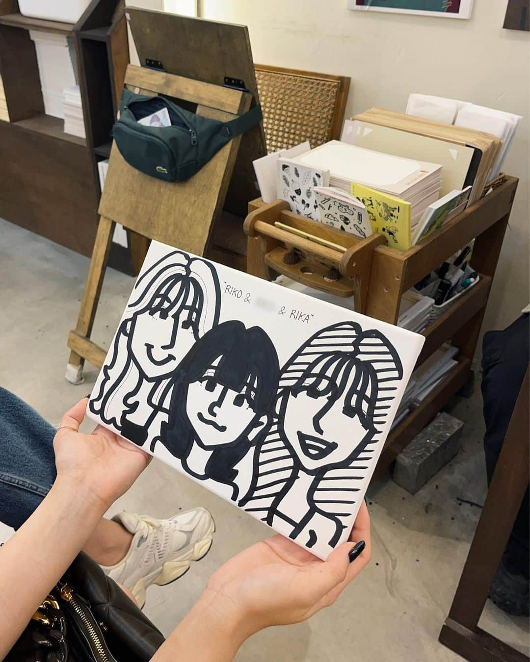 市野莉子のインスタグラム：「홍대で書いてもらった似顔絵♡  今回は親友との旅やったんやけど ３泊4日したよ〜〜 時間が足りなすぎてまだまだ居たかった…  しんちゃんは韓国では짱구って言うんやって😉 人気みたいでたくさん見かけた✌🏻  #홍대#한국#여행#짱구#롯데월드#ホンデ#ロッテワールド#韓国旅行#followｍe」