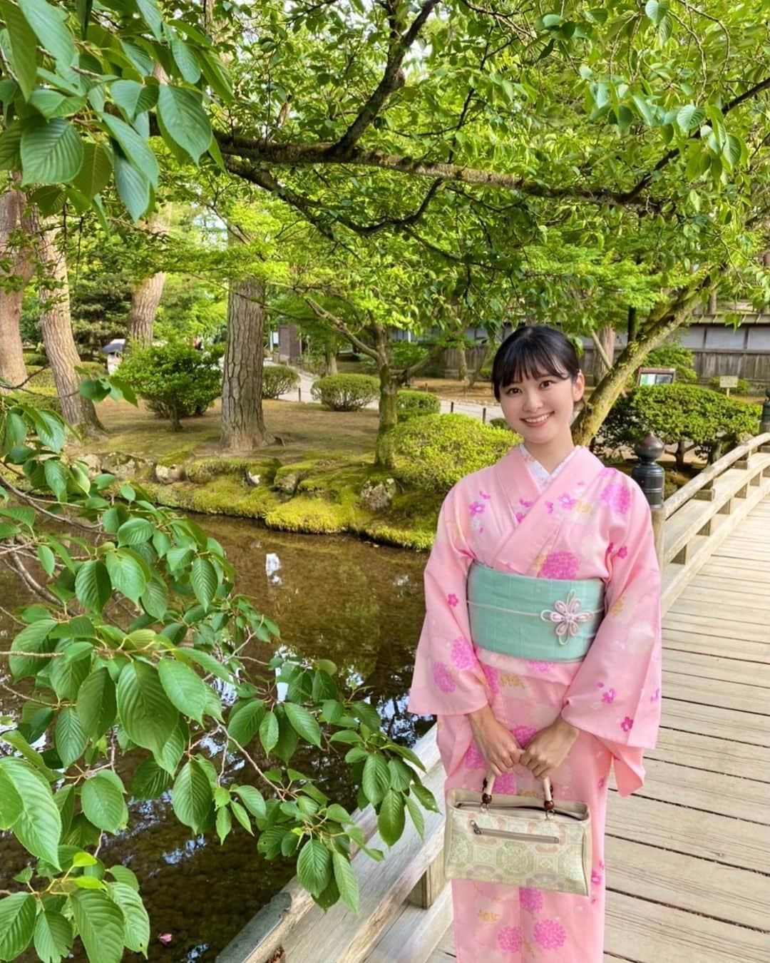 増田紗織のインスタグラム：「少し前に親友たちと、金沢に女子旅したときみんなでお着物を着た思い出🤍  #アナウンサー #増田紗織 #金沢 #金沢旅行 #金沢女子旅 #着物女子 #kanazawa #kanazawatrip #kimono #kimonostyle #kimonogirl」